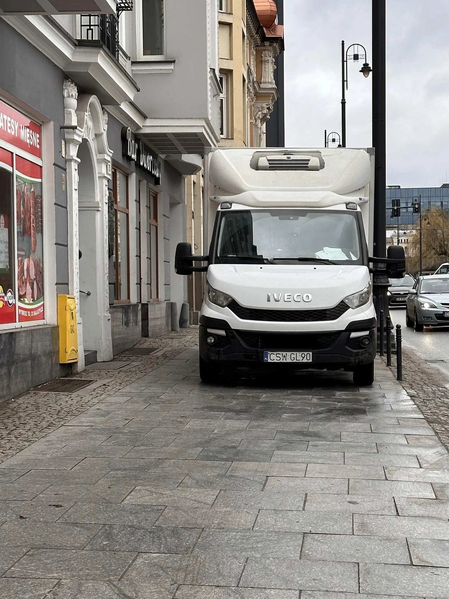 Kierowca Iveco nie umie parkować. Nie jest zachowany odstęp 1,5m.