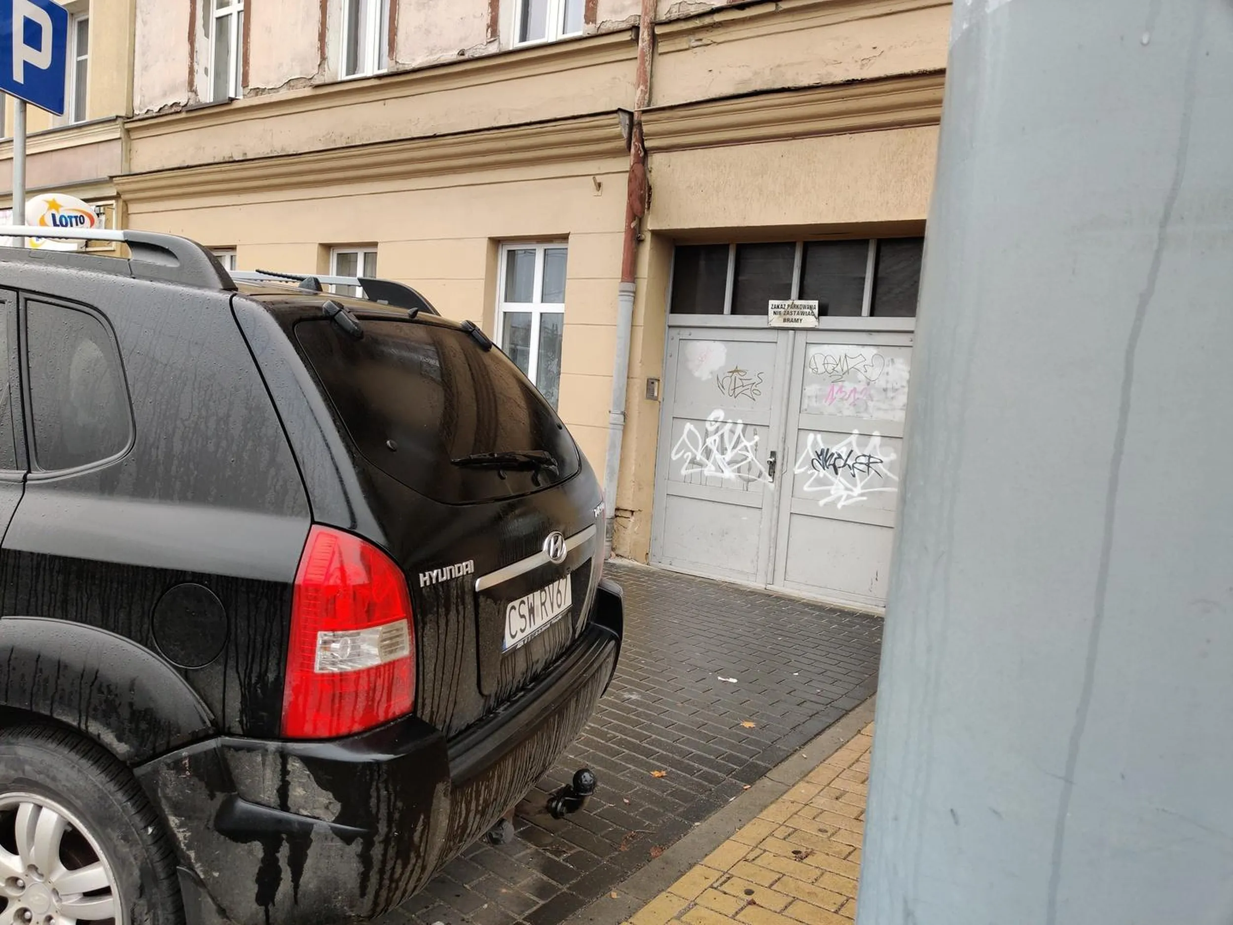 Zakaz zastawiania bramy (zaparkowany)