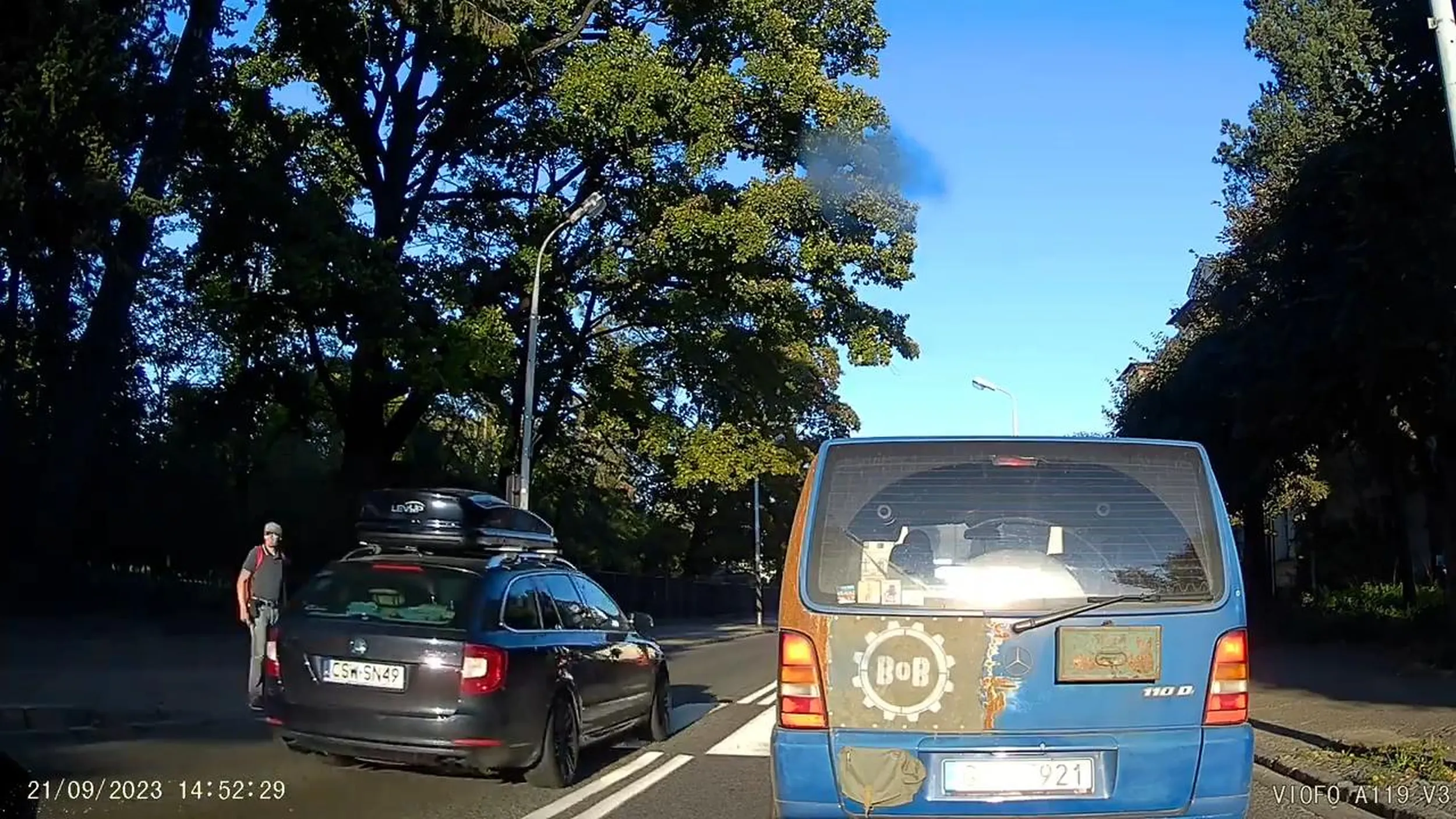 Wyprzedzanie na pasach w sposób idiotyczny.