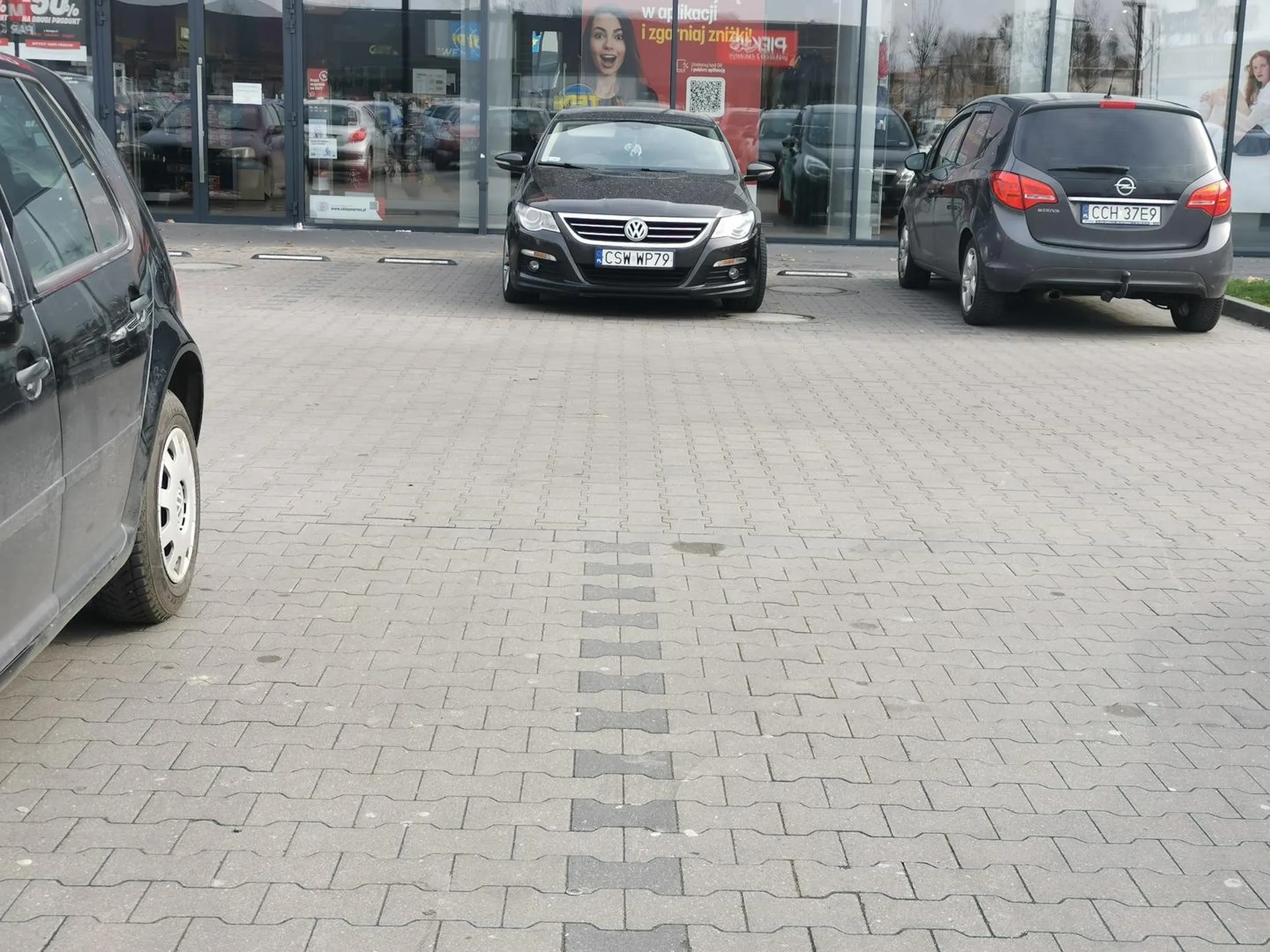 Chyba uciekł z psychiatryka bo parkować nie potrafi.