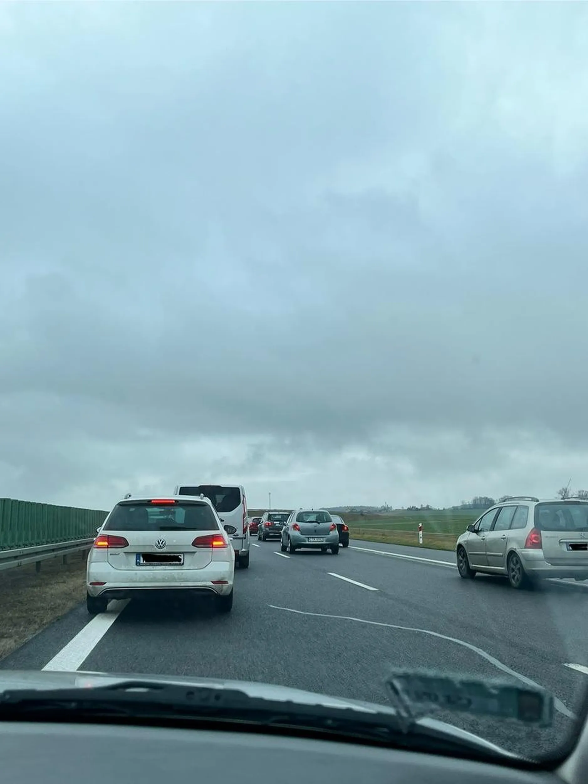 Korek na A1, oba pasy robią korytarz życia, a kierowca wyprzedza środkiem, co chwilę zmienia pas.