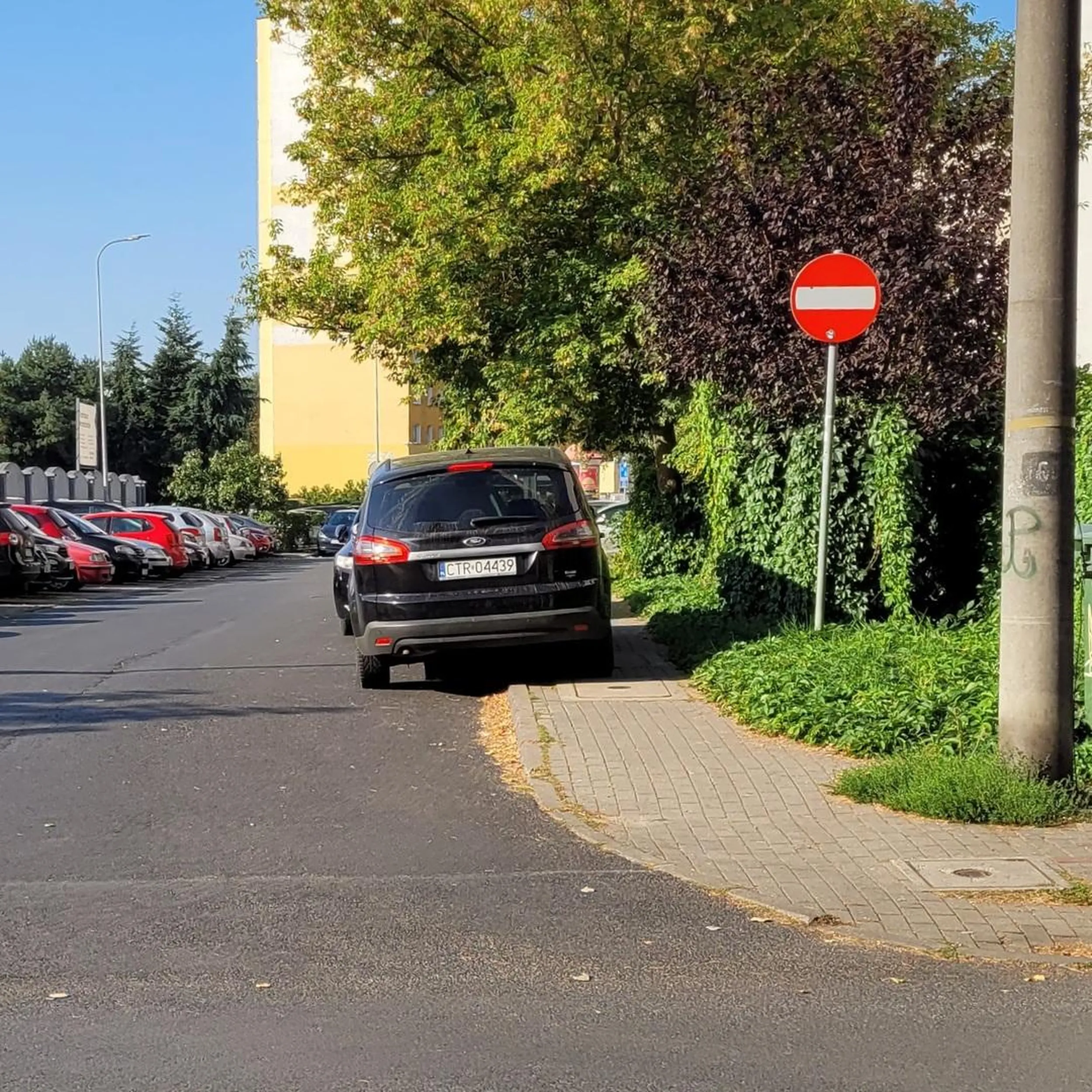 Z cyklu "Komu to przeszkadza", przecież można pójść naokoło.