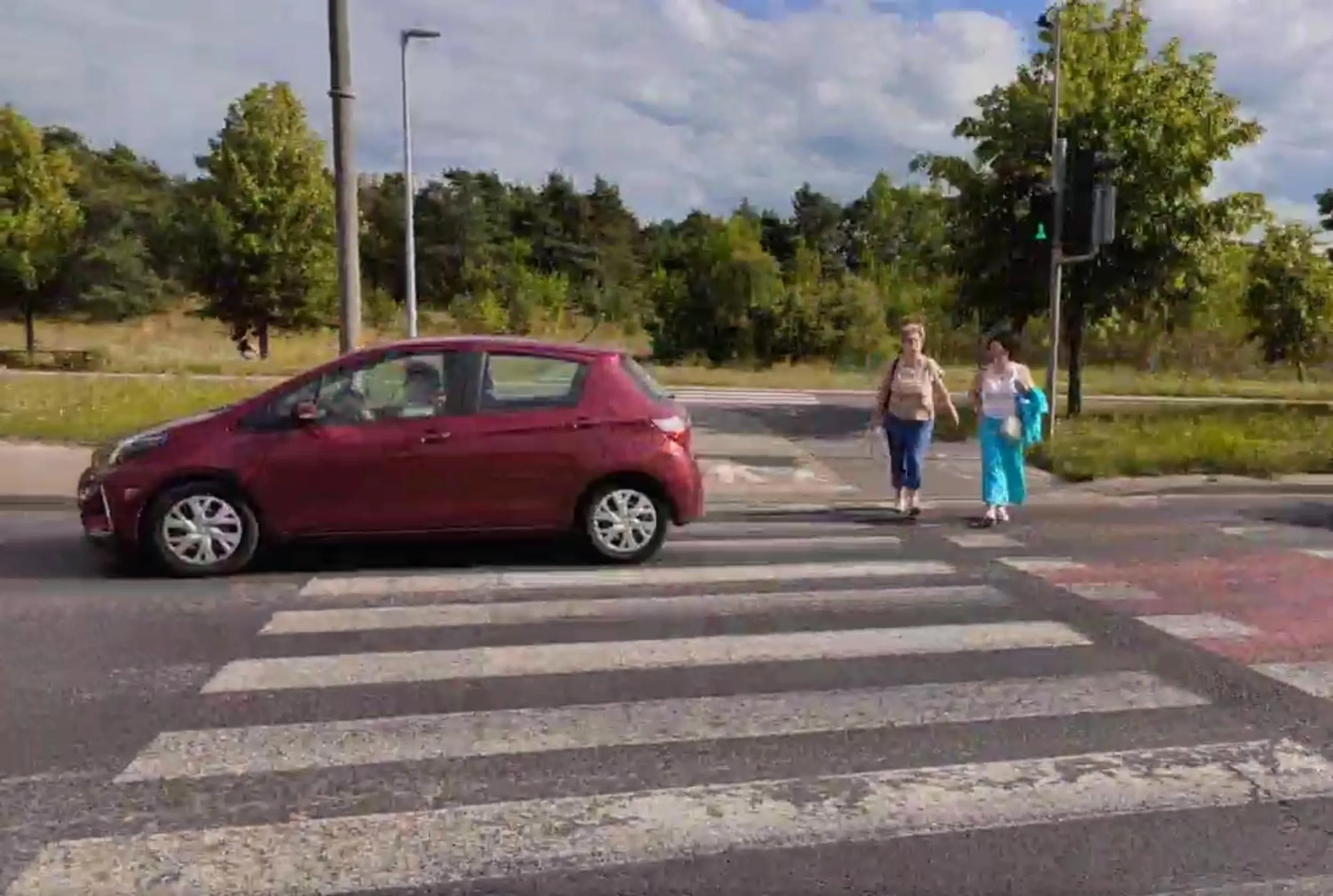 Pani bardzo ładnie staneła na pasach trzeba było panią ominąć