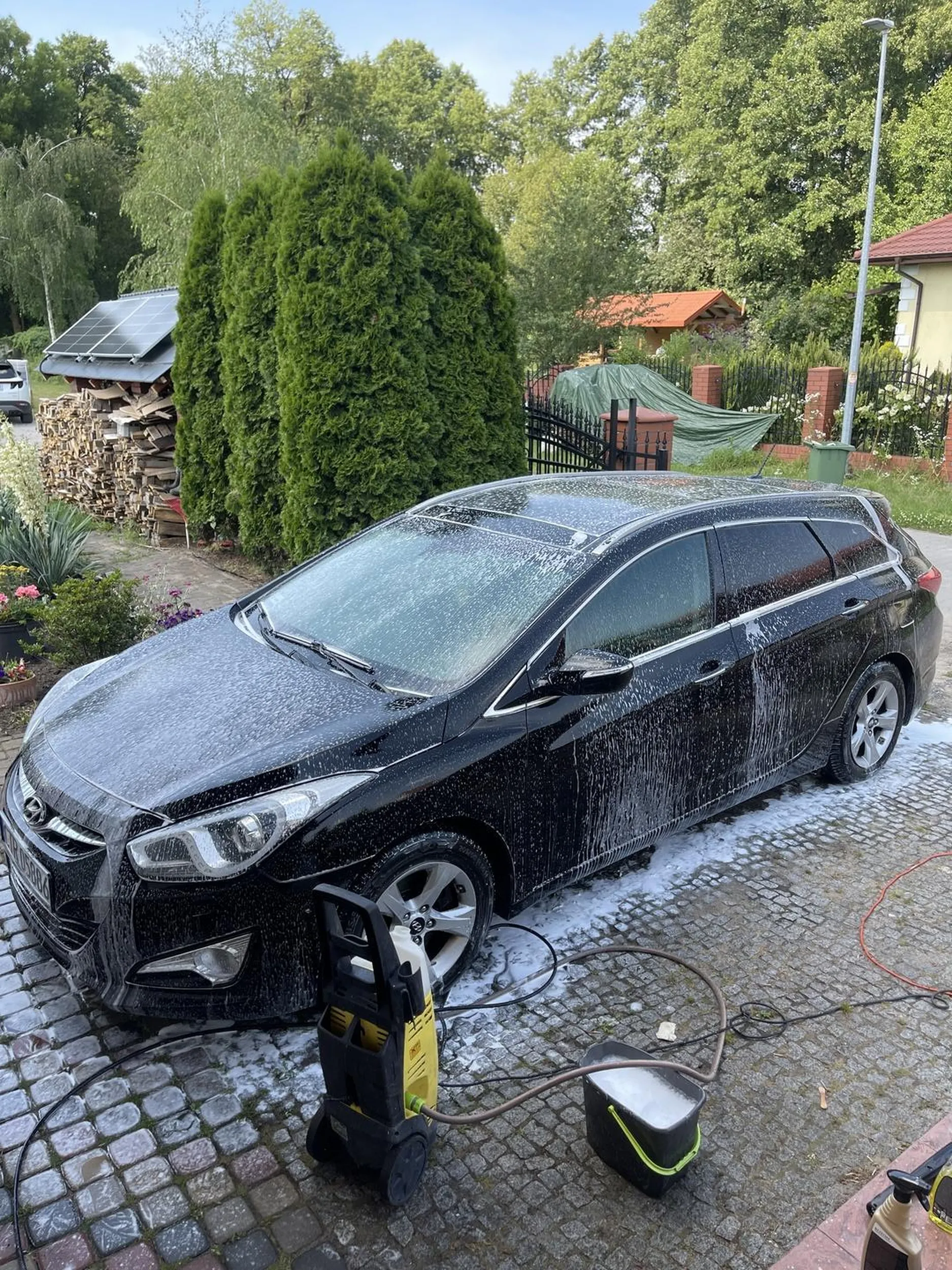 Jeździ jak pirat, baba jeździć nie umie, nie polecam kierowcy