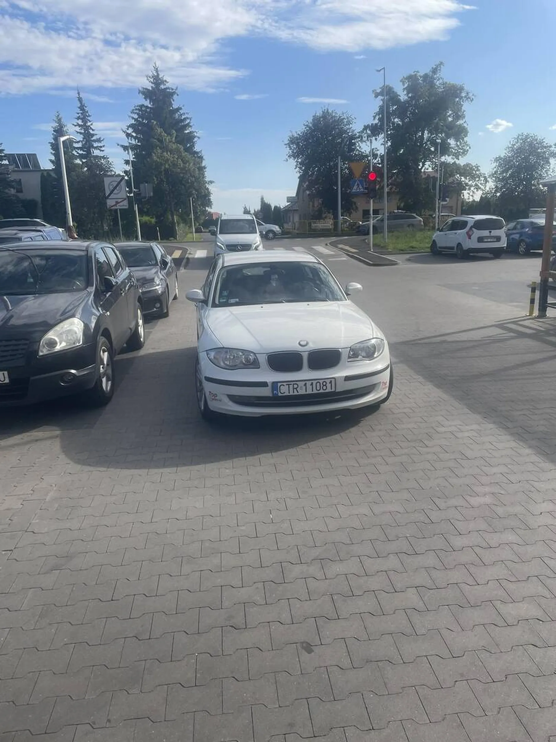 Parking biedronki w Łysomicach, kierowca zablokował przejazd i poszedł na zakupy. Piękne parkowanie, czas się wybrać do okulisty :)