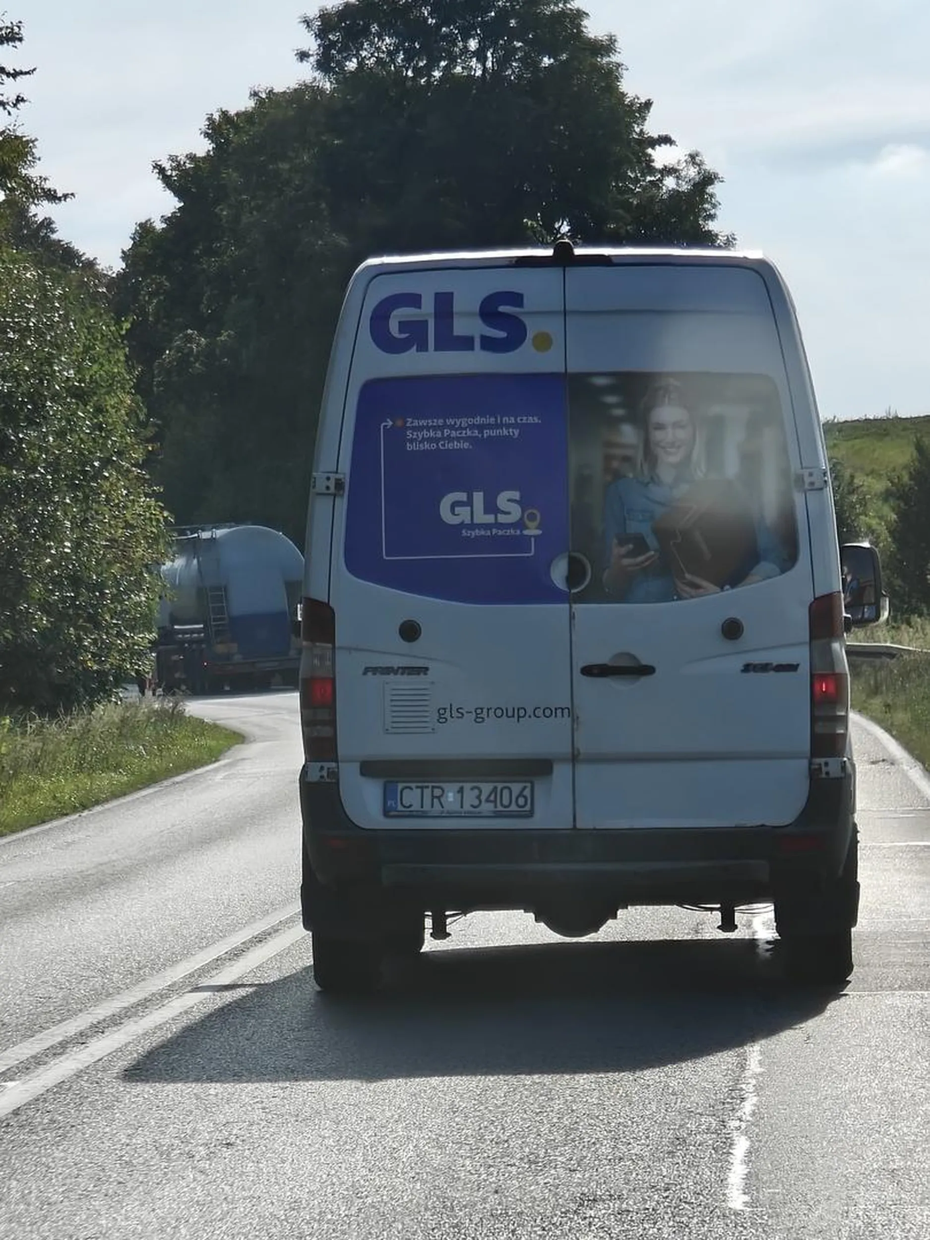 Radzę uważać na tego wariata bo bardzo łatwo przychodzi mu prowokowanie wypadków śmiertelnych. Sygnalizowałem zamiar skrętu w lewo długo przed skrzyżowaniem, następnie zatrzymałem się aby przepuścic samochody z naprzeciwka ale ty, chory czlowieku, albo gapiles się w telefon albo nie masz mózgu bo stwierdziłes że na podwójnej ciągłej, skrzyżowaniu, autem z naprzeciwka wyprzedziłes. Wystarczyła moja zmiana pasa ruchu albo auto bliżej i bys zabił kilka osób, psa. Całe szczęście opacznośc czuwała ale życzę ci aby ktoś cię kiedys zatrzymał i wytargal z auta i dał nauczkę.