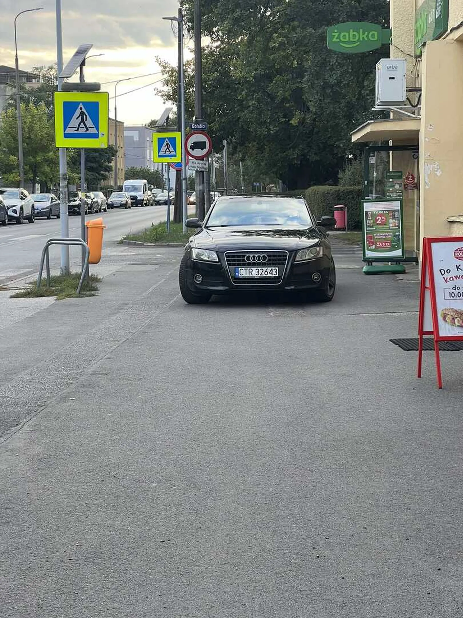 Po zwróceniu uwagi przeze mnie i innych pani tylko parsknęla śmiechem