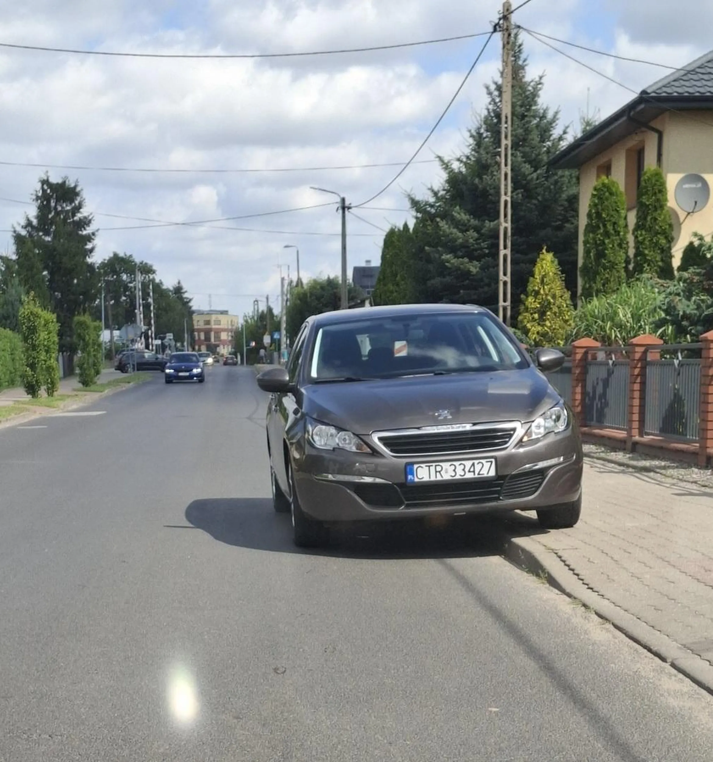 A co mu ktos bedzie zakazywał gdzie ma stawac. A co go obchodzi, że ruch utrudnia. A co sie bedzie prosił aby były sołtys otworzył brame by hrabia mogl wjechac (w koncu do niego przyjechał). Ktoś baranem sie urodził to intelektem nie umrze