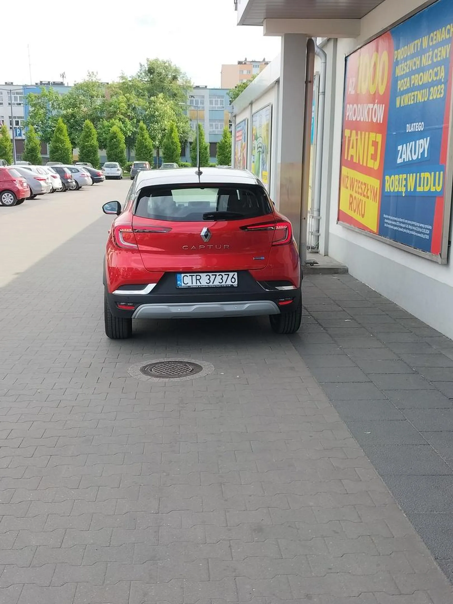 2024.05.06, 15:40, Toruń, parking przy LIDLu przy ul. Bażyńskich Facet parkuje w sposób utrudniający wyjazd z miejsc parkingowych. Na kulturalnie zwróconą uwagę, że utrudnia wyjazd i że jest przecież dużo wyznaczonych wolnych miejsc odpowiada pytaniem, czy jestem z Policji. Słysząc zaprzeczenie, zamyka okno i dalej stoi w tym samym miejscu. Słoma wystaje z butów.