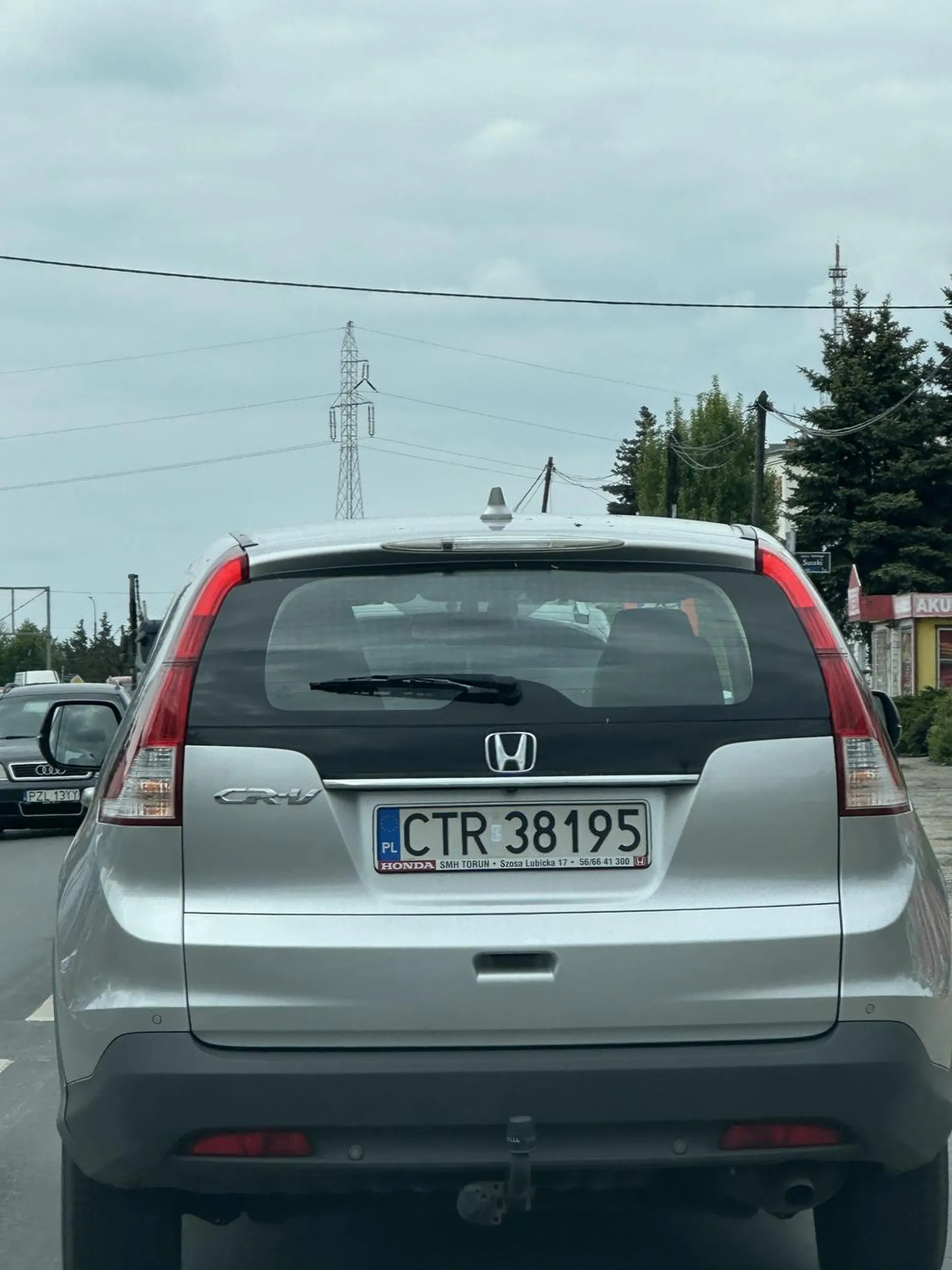 Brak słów na jazdę, jechałam z dzieckiem a on podjezdza od boku chcąc wymusic pierwszeństwo, porysane auto i odjechał.