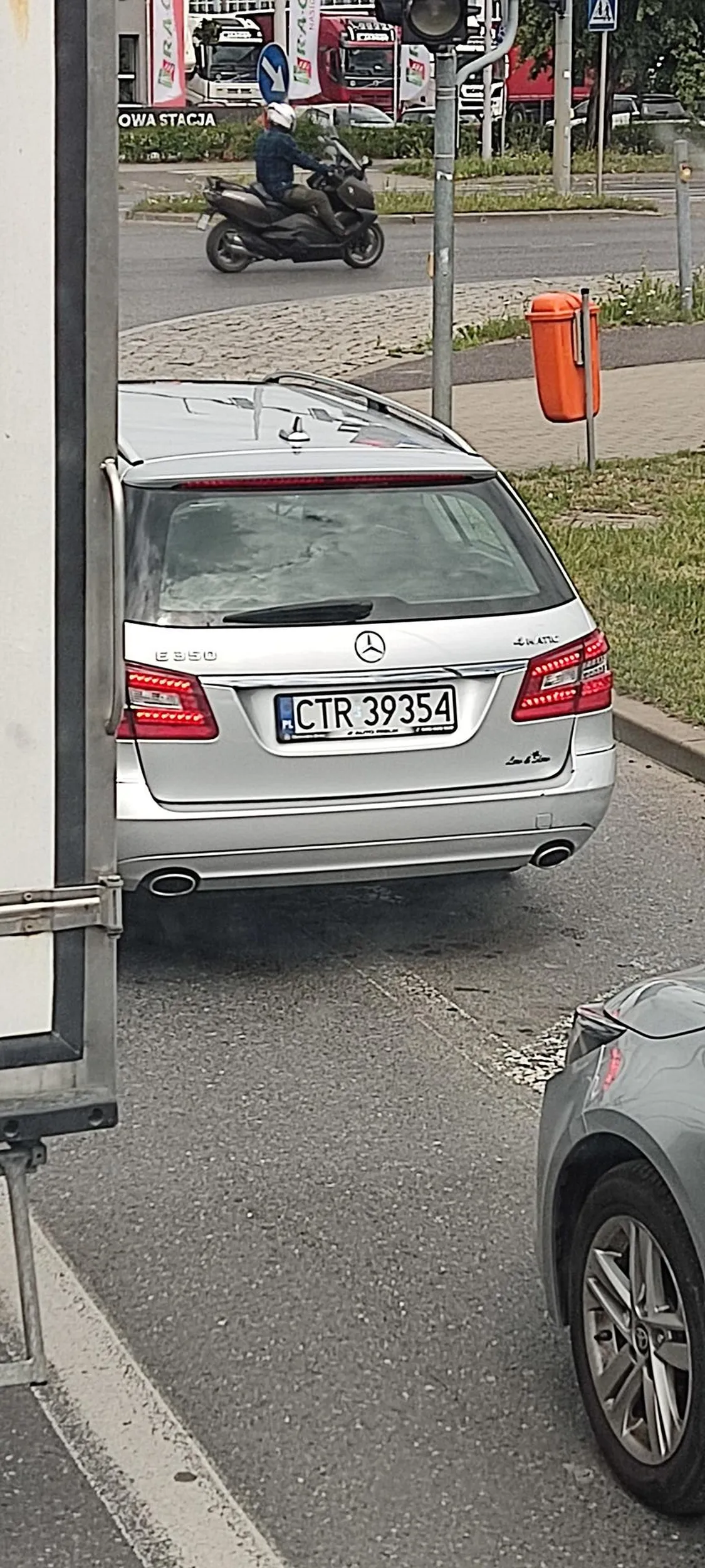 Król szosy, wjedzie Ci przed maskę i przychodzi z pretensjami czy go straszę ?