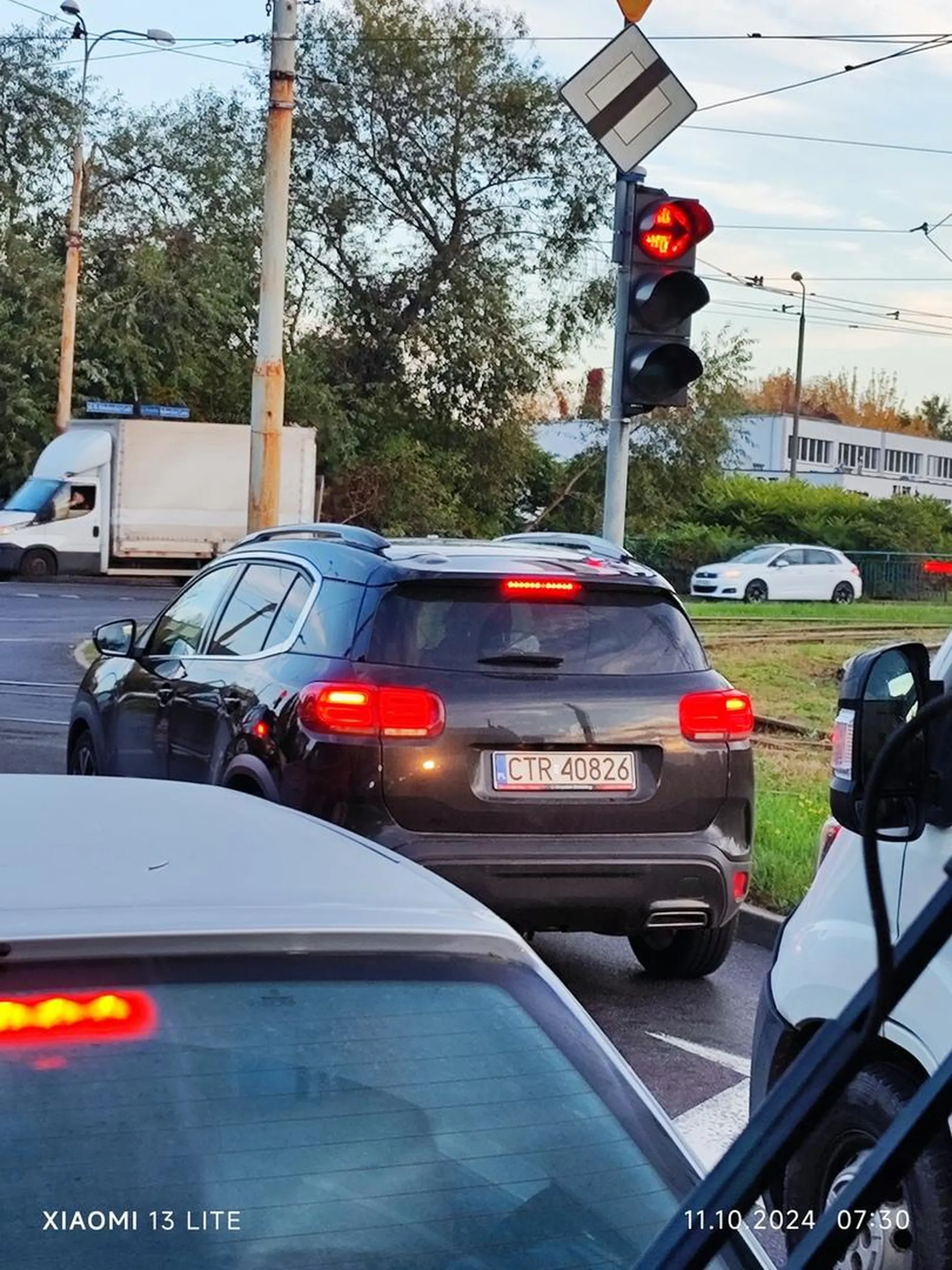 Agresor. Znieważył mnie publicznie i utrudnił  wyjazd z zatoczki w porannym szczycie komunikacyjnym, mimo że nie był w ruchu  się a stał w korku...