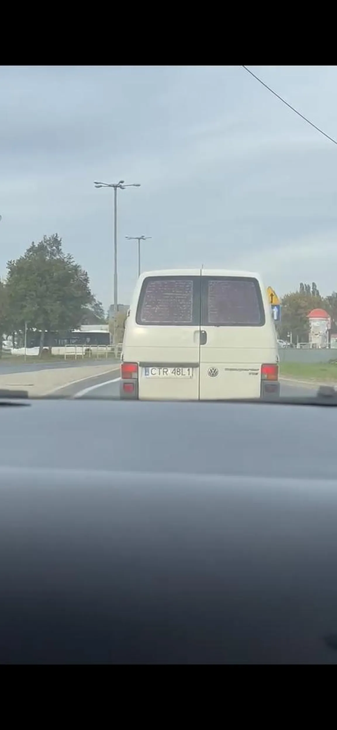 Typowy pajac się wnerwił że go wyprzedziłem i przypierwszej lepszej okazji wyprzedził mnie prawym pasem i trzy razy hamował mi przed maską wymuszając żebym w niego wjechał