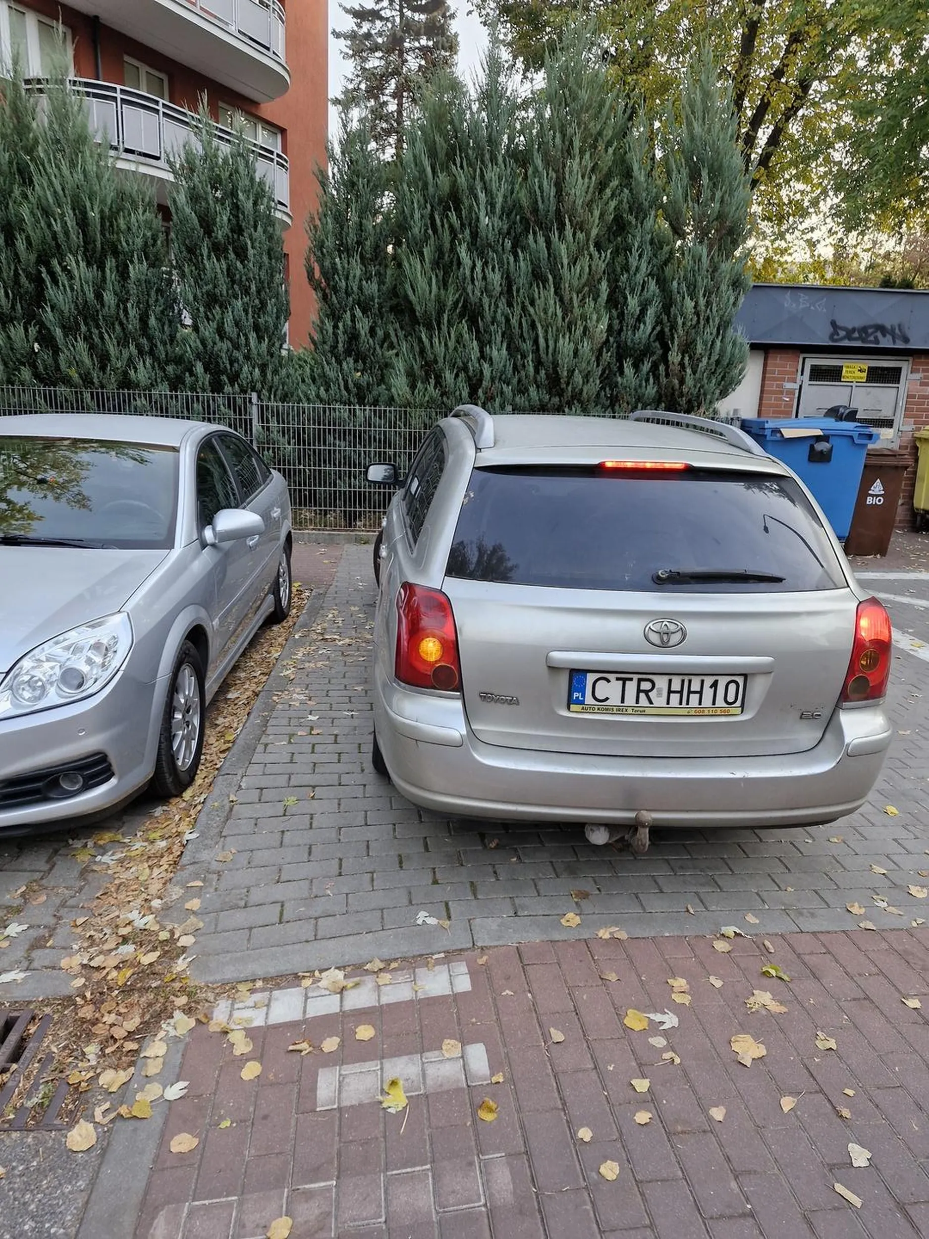 Nie polecam parkować obok tego pana. Nieostrożnie otwiera drzwi zahaczając o sąsiadujące samochody. Tym razem uderzenie, ale obeszło się bez szkód.