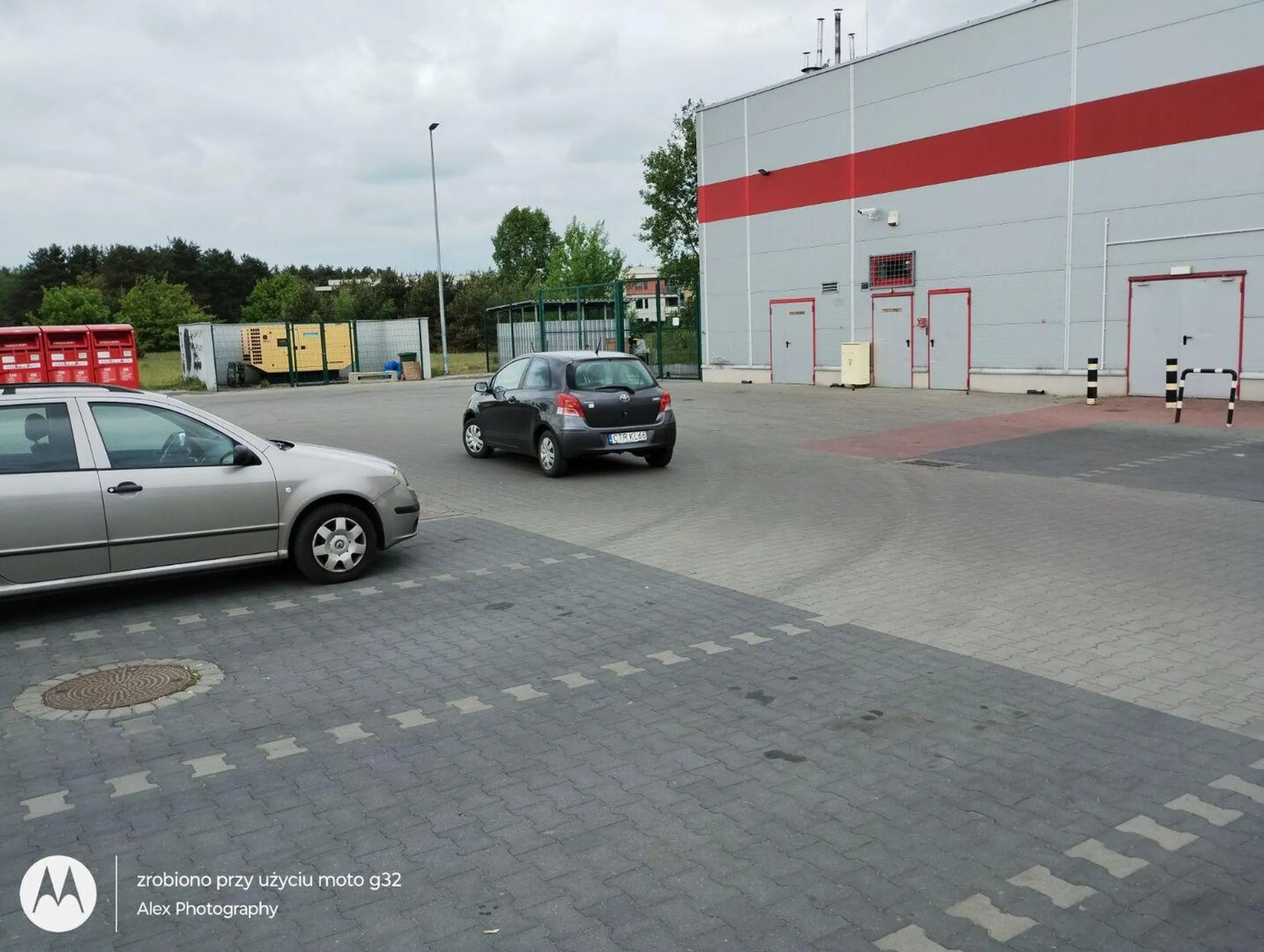 Szukam właścicielki tego pojazdu. Za namiary, adres imię nazwisko będę wdzięczny. Uszkodziła mi auto a policja nie może jej namierzyc. Mój adres ubezpieczalnikmalpagmailkropkacom