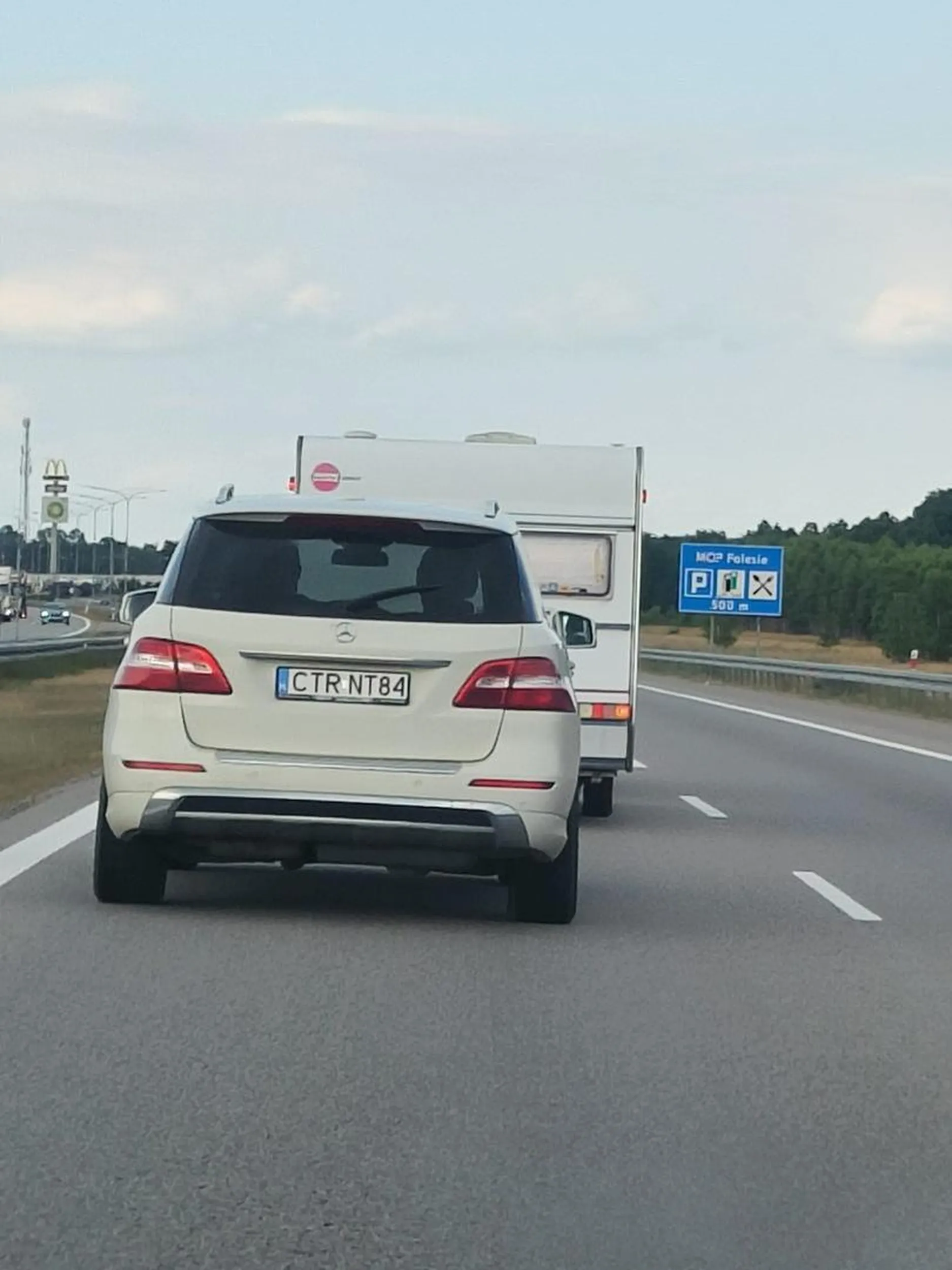 Bardzo się kierowcy śpieszy. Siada na tyłku, mimo że przed „śledzonym” jest sznur aut.