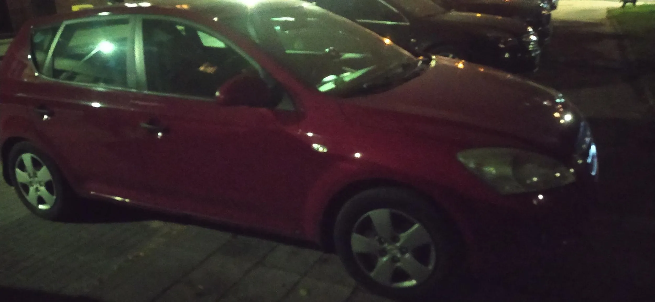 Człowieku. Parkujesz przy Matejki w Toruniu, to parkuj tak, aby była przestrzeń dla samochodów wokół (przytul się do sąsiedniego!), a nie, że zostawiasz olbrzymie przestrzenie wokół siebie, dodatkowo wpieprzając się po całości na chodnik.