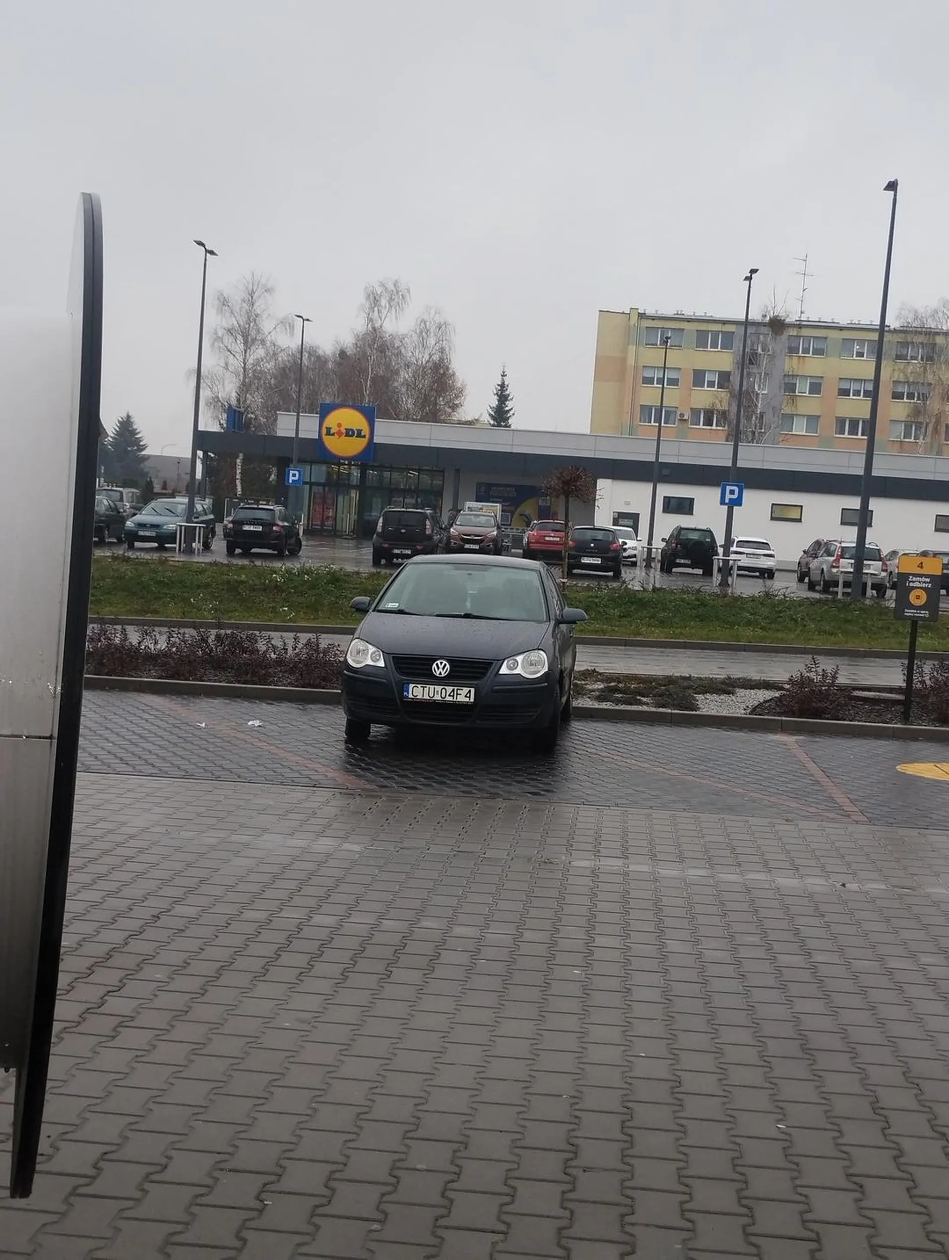 Nie potrafi kretyn/ka parkować