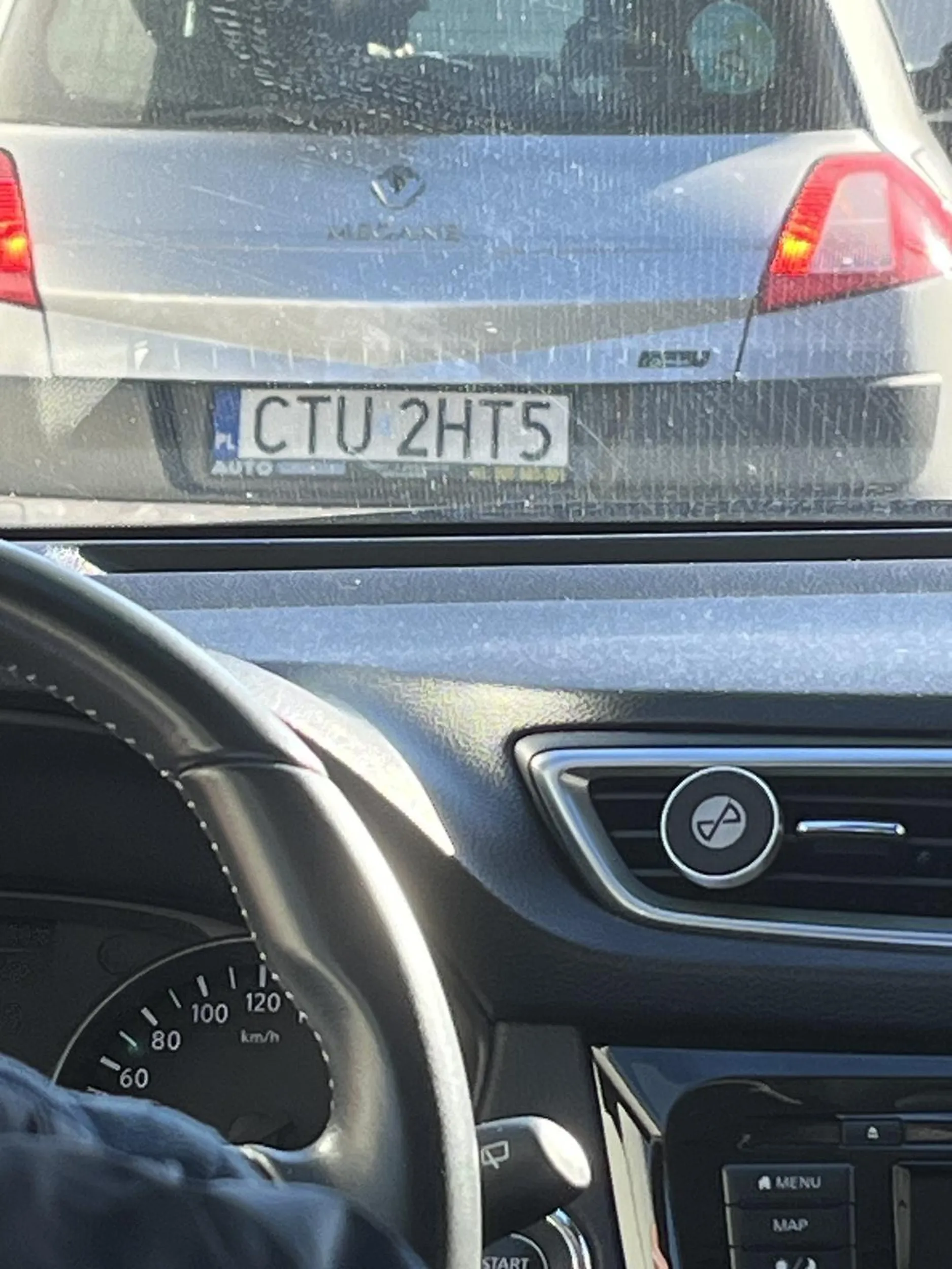 Jeździ jak szalony po Bydgoszczy, kilkukrotnie między samochodami po podwójnej ciągłej się wpychał, chamstwo z Tucholi