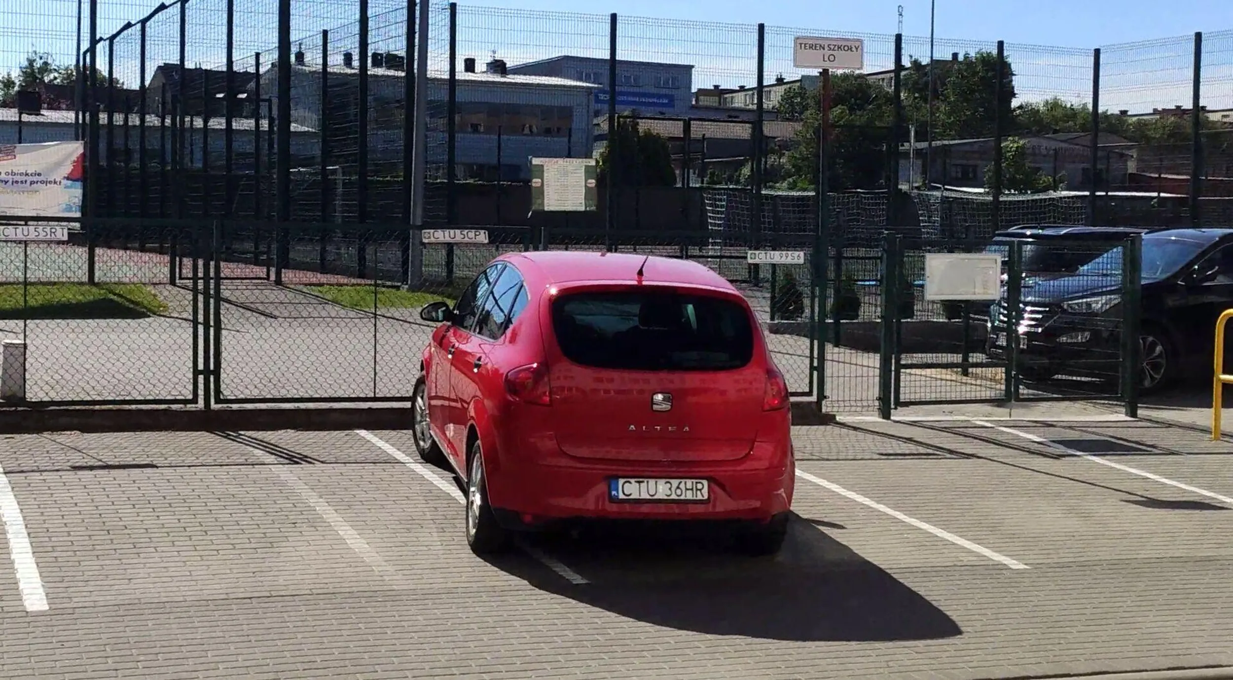 Ten człowiek po prostu nie umie parkować normalnie, jak człowiek :(