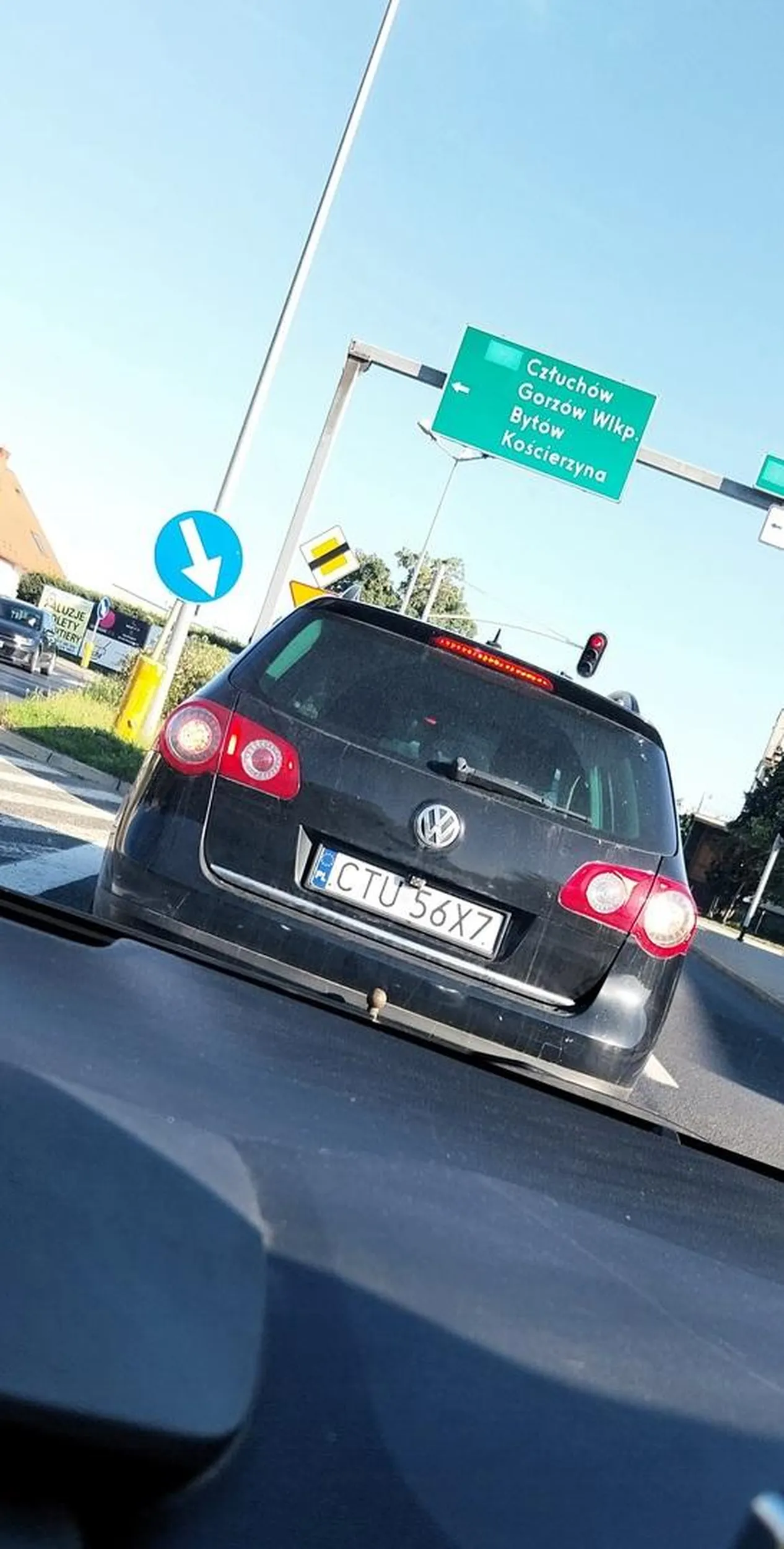 Młody kretyn co myśli, że ma 9 żyć, wyprzedza w niedozwolonych miejscach, na podwójnej ciągłej, na pasach, w miejscach gdzie nie ma widoczności.. za dużo szybkich i wciekłych palancie!!