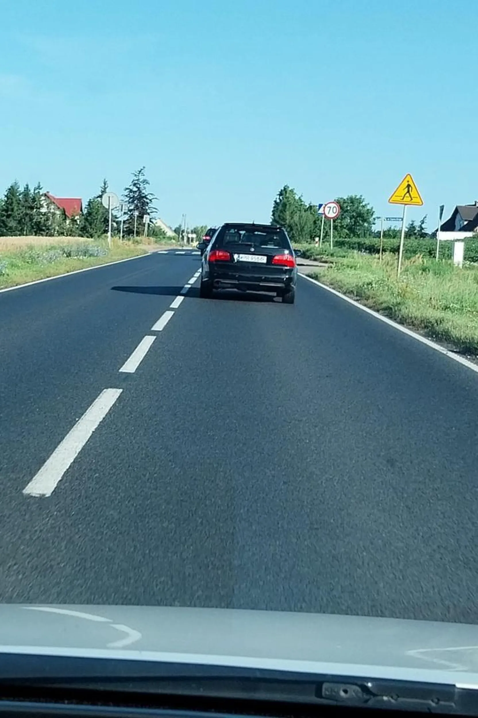 Młody kretyn co myśli, że ma 9 żyć, wyprzedza w niedozwolonych miejscach, na podwójnej ciągłej, na pasach, w miejscach gdzie nie ma widoczności.. za dużo szybkich i wciekłych palancie!!