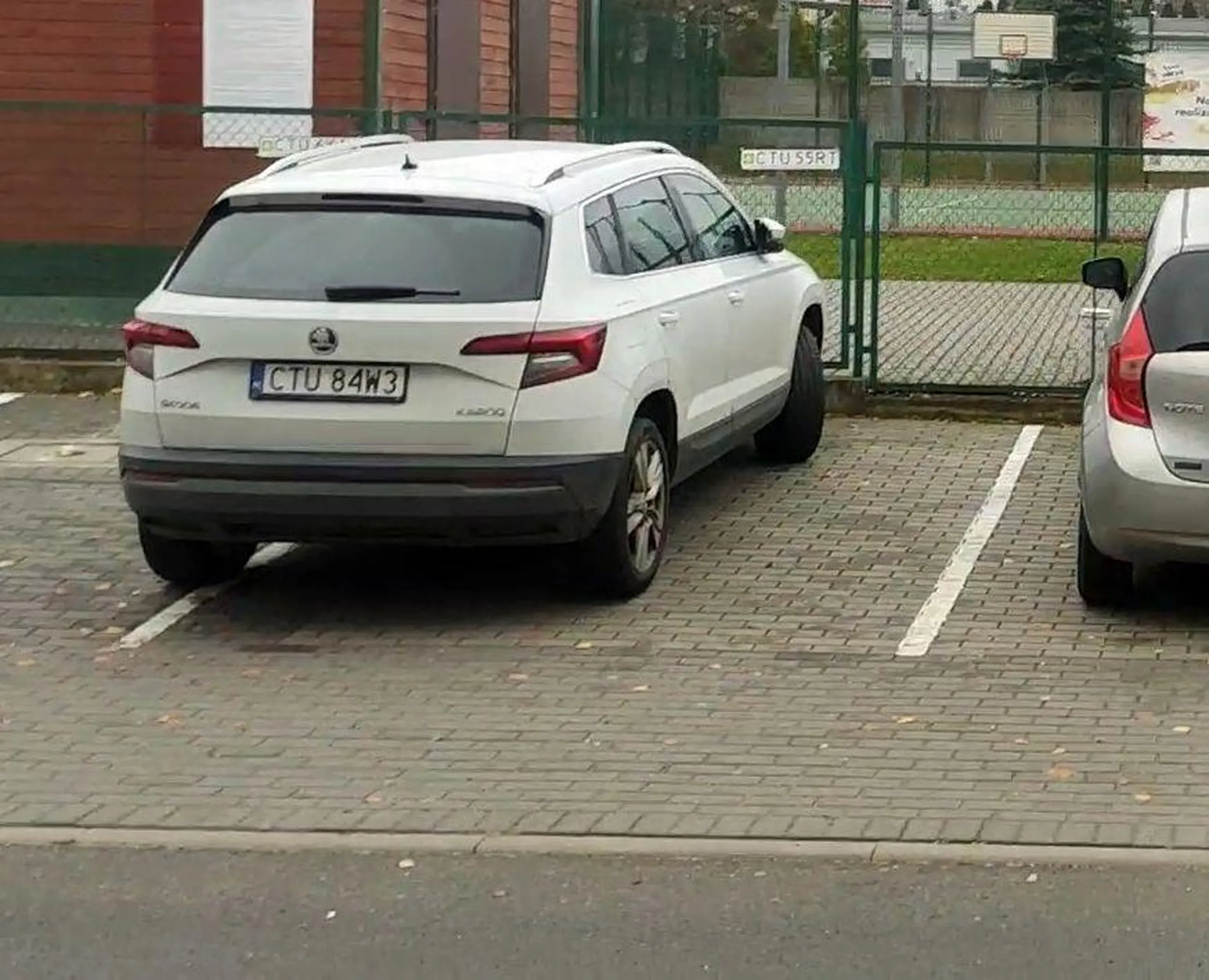 Fajnie jakbyś nie zajmował mi PODPISANEGO miejsca na parkingu.