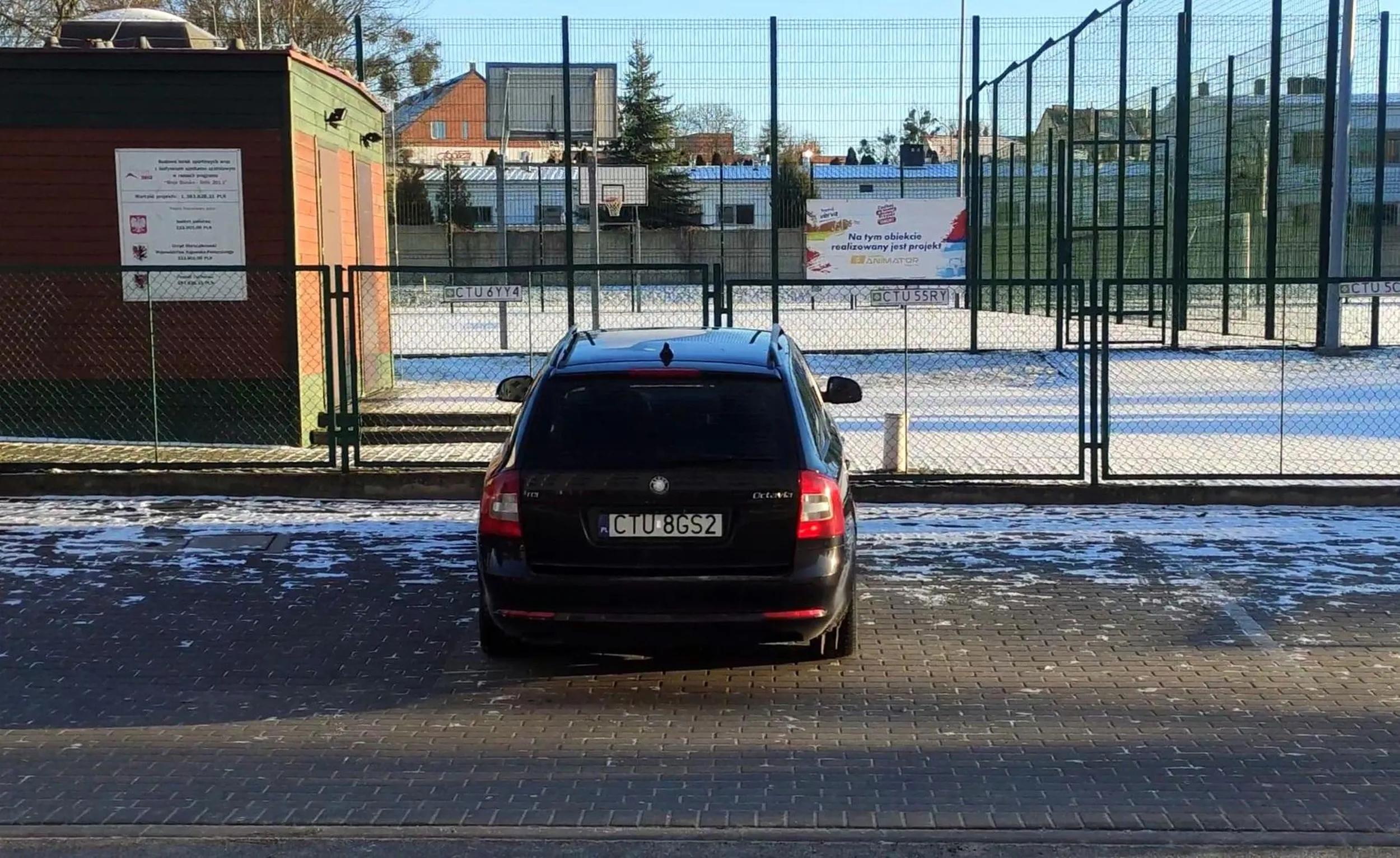 gratuluje zajecia dwoch miejsc parkingowych nauczycielom pod liceum brawo panie buraku