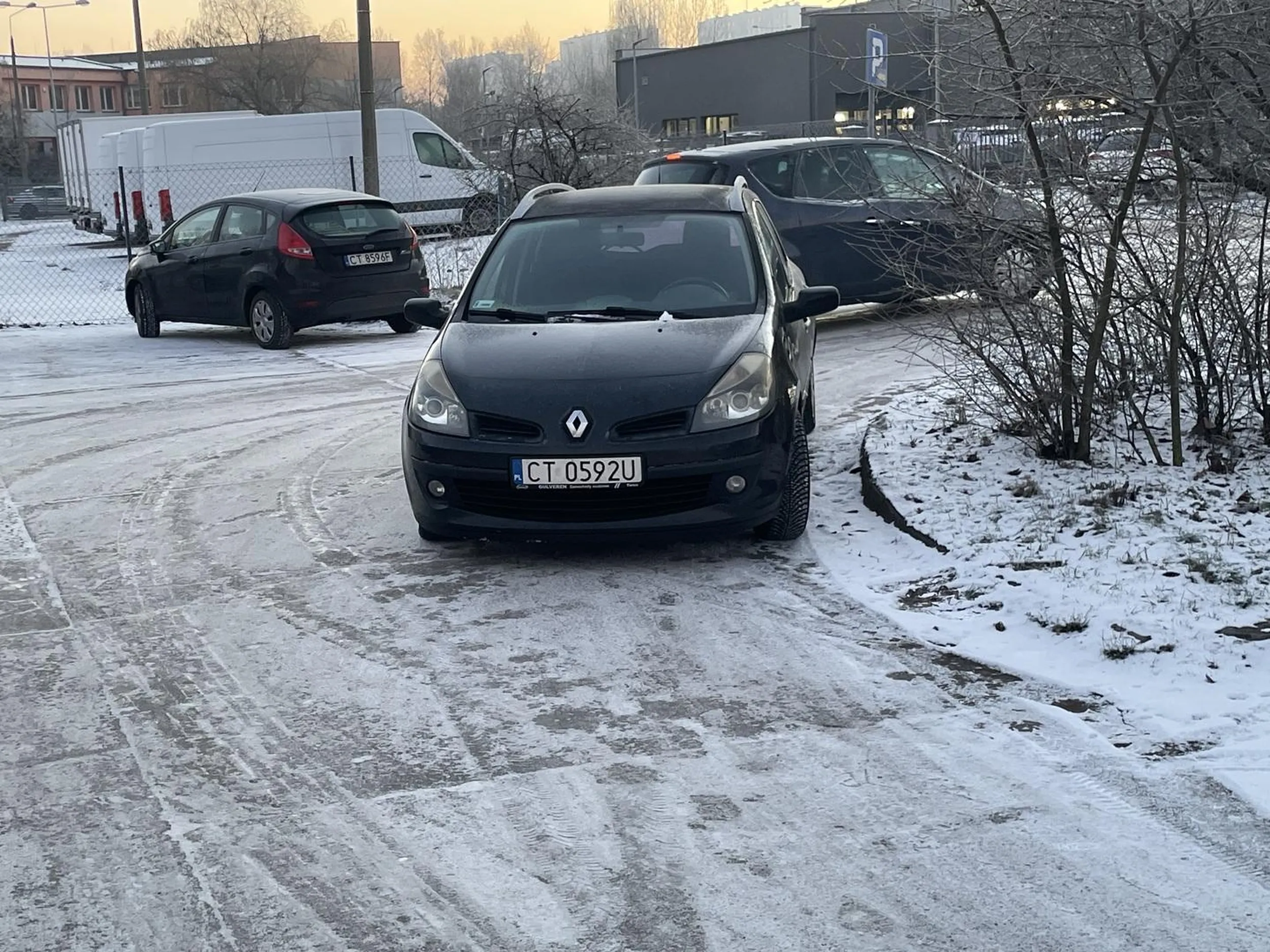 Parkowanie na wjeździe i utrudnianie wjazdu/wyjazdu z parkingu. Najlepiej jakby wjechał do samej szkoły nr 31 w Toruniu.