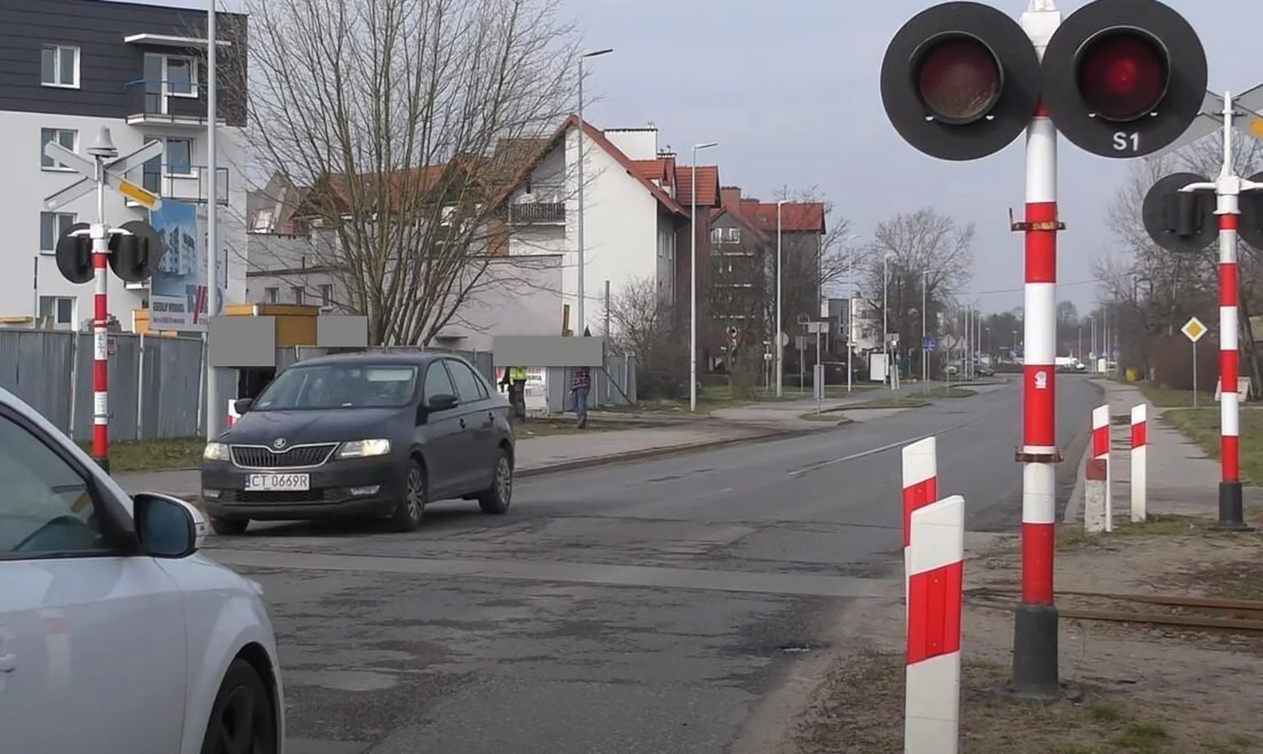 Ślepy kierowca przejechał tuż przed pociągiem mimo sygnalizacji