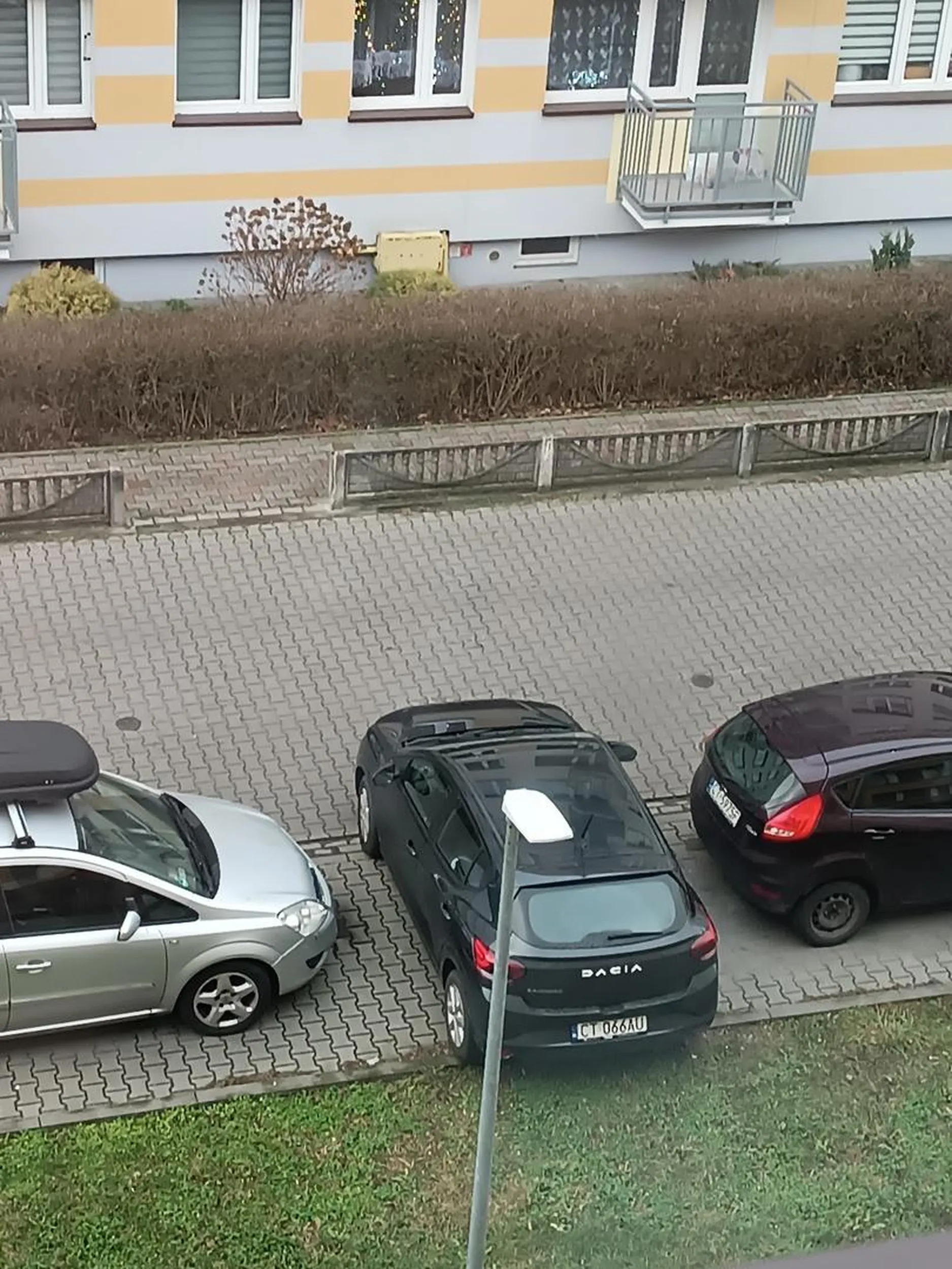 Jakiś kondom z daci nie potrafi parkować. Prawo jazdy to chyba w Cheetosach wygrał. Przez tego skurwielq nie mogłem wyjechać.