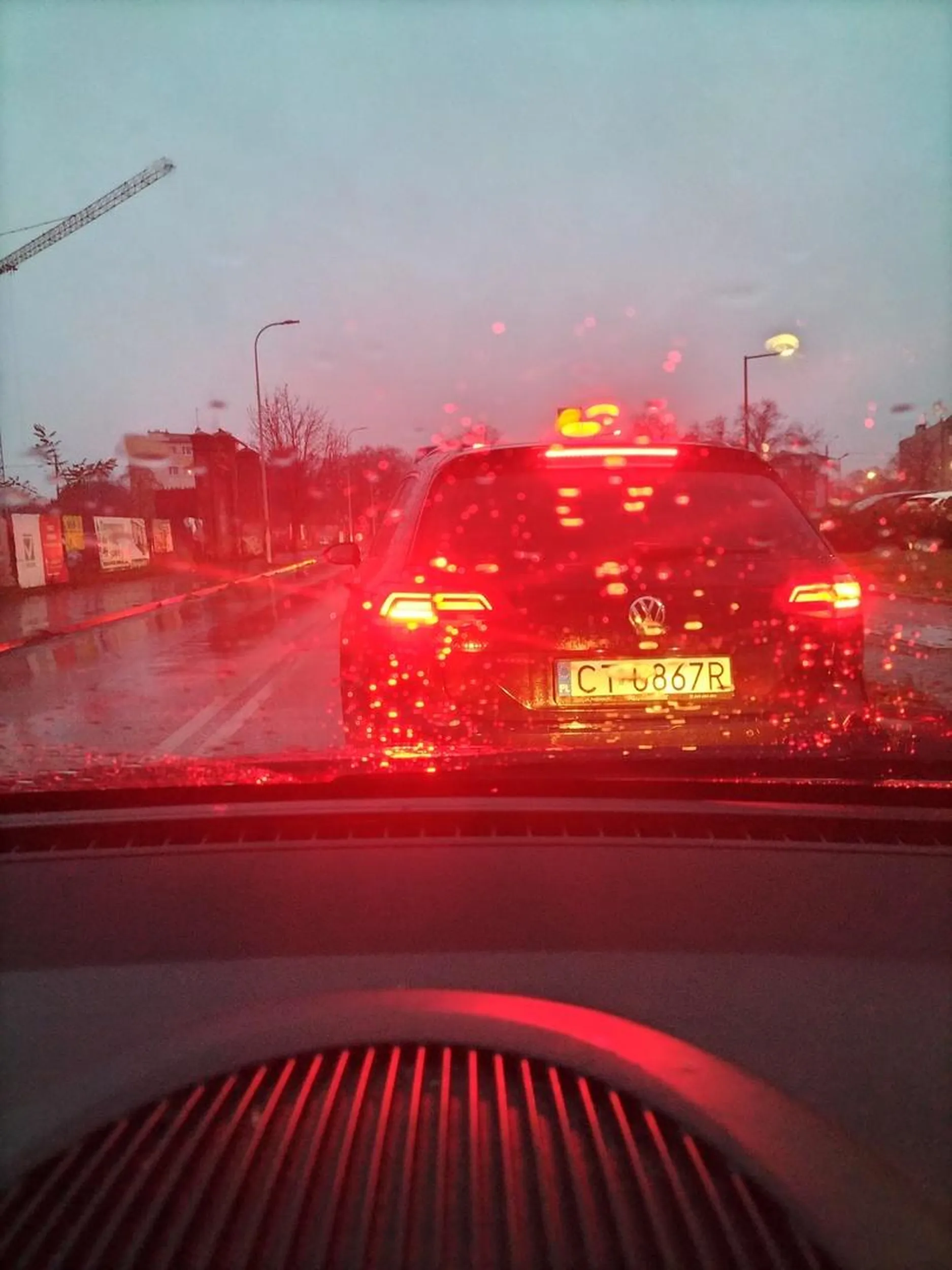 2024.11.19, 15:39, skrzyżowanie ulicy Targowej i Antczaka Wyprzedził na skrzyżowaniu (prawą stroną) auto udzielające pierwszeństwa pojazdom poruszającym się drogą z pierwszeństwem. Skrajnie niebezpieczne zachowanie.