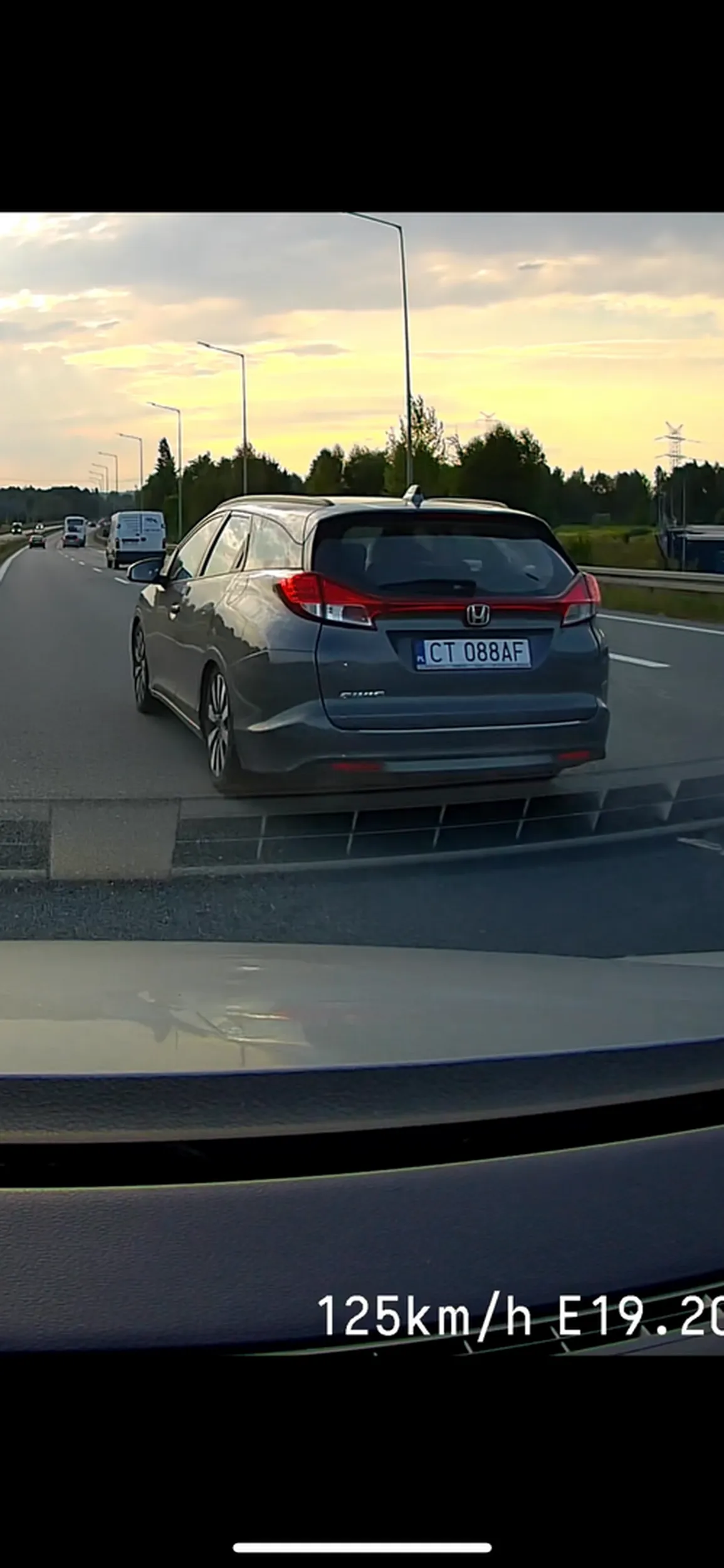 W ogóle nie korzysta z lusterek na autostradzie, ze 120 zhamowal mnie do 70 i prawie spowodował wypadek, baran