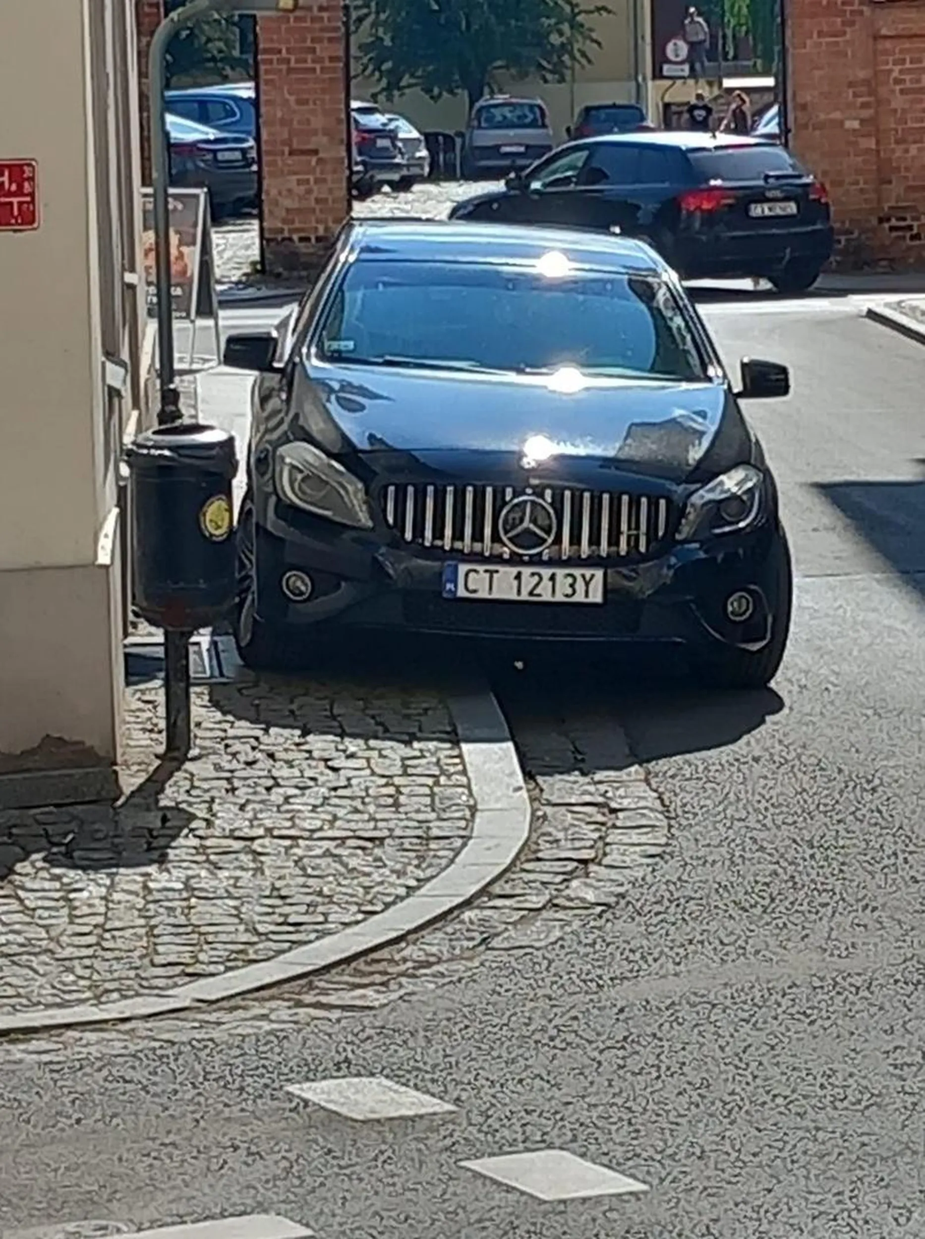 Z tyłu za samochodem jest legalny parking ale płatny więc pewnie na ratę i paliwo by już nie starczyło.