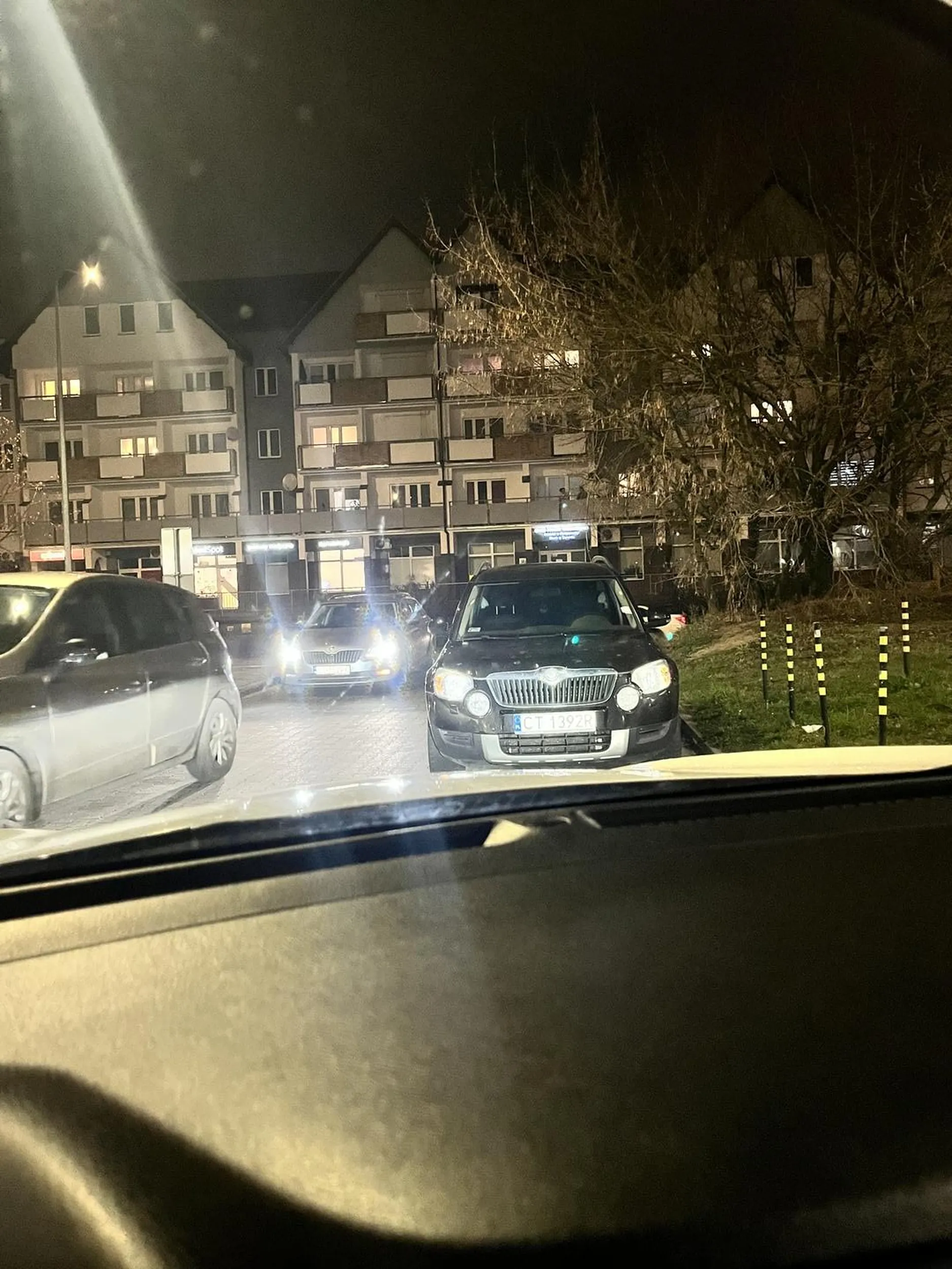 Biedronka na żwirki i wigury i nieźle zastawiony wyjazd. Ja rozumiem stanąć tak na chwilę, zdarza się. Jednak ja zdążyłem zrobić zakupy, a auto juz tak stało jak przyjechałem. Dodam, że było dużo wolnych miejsc parkingowych 15 metrów dalej.