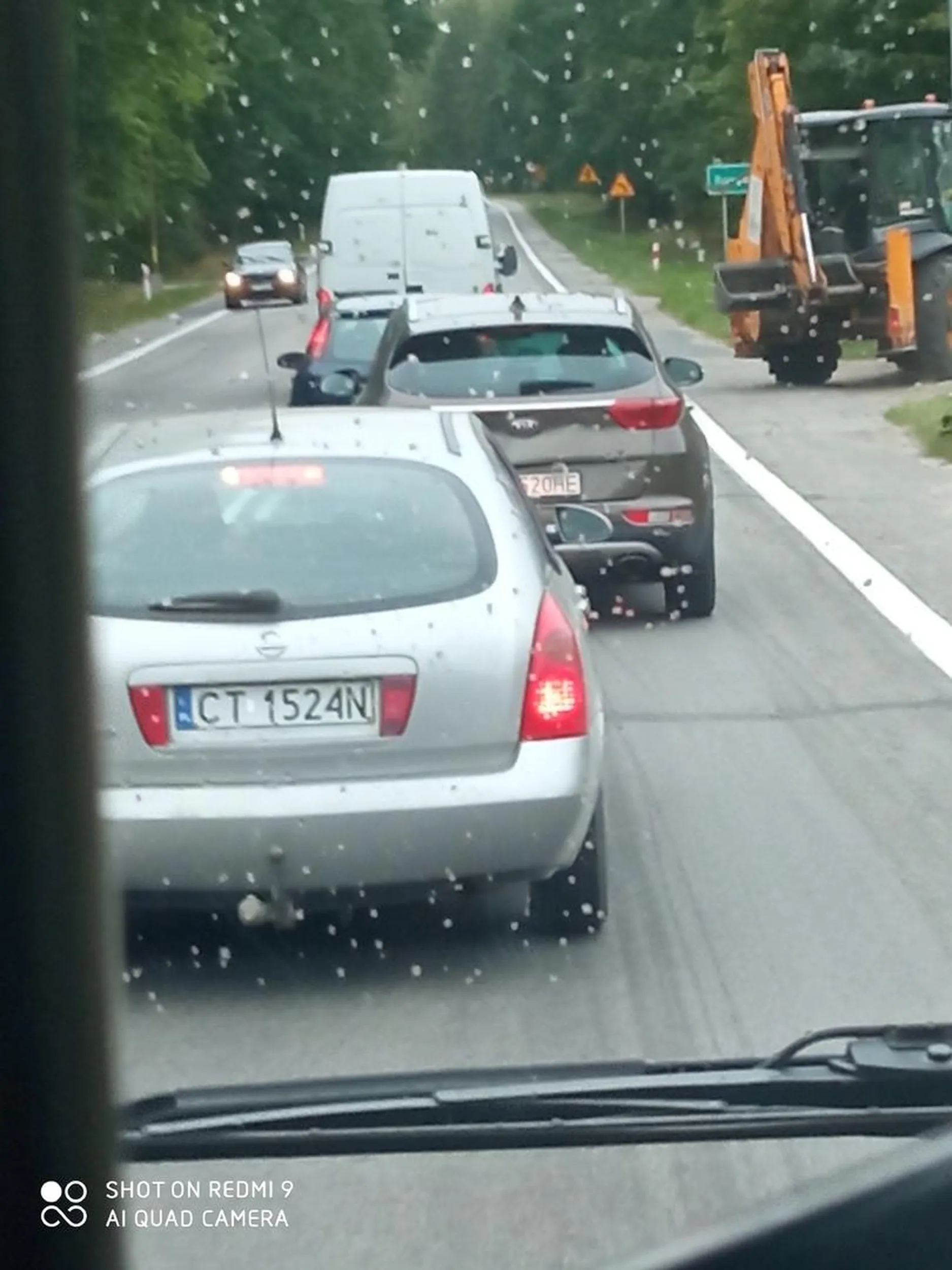 Jedzie zygzakiem i się pcha na chama