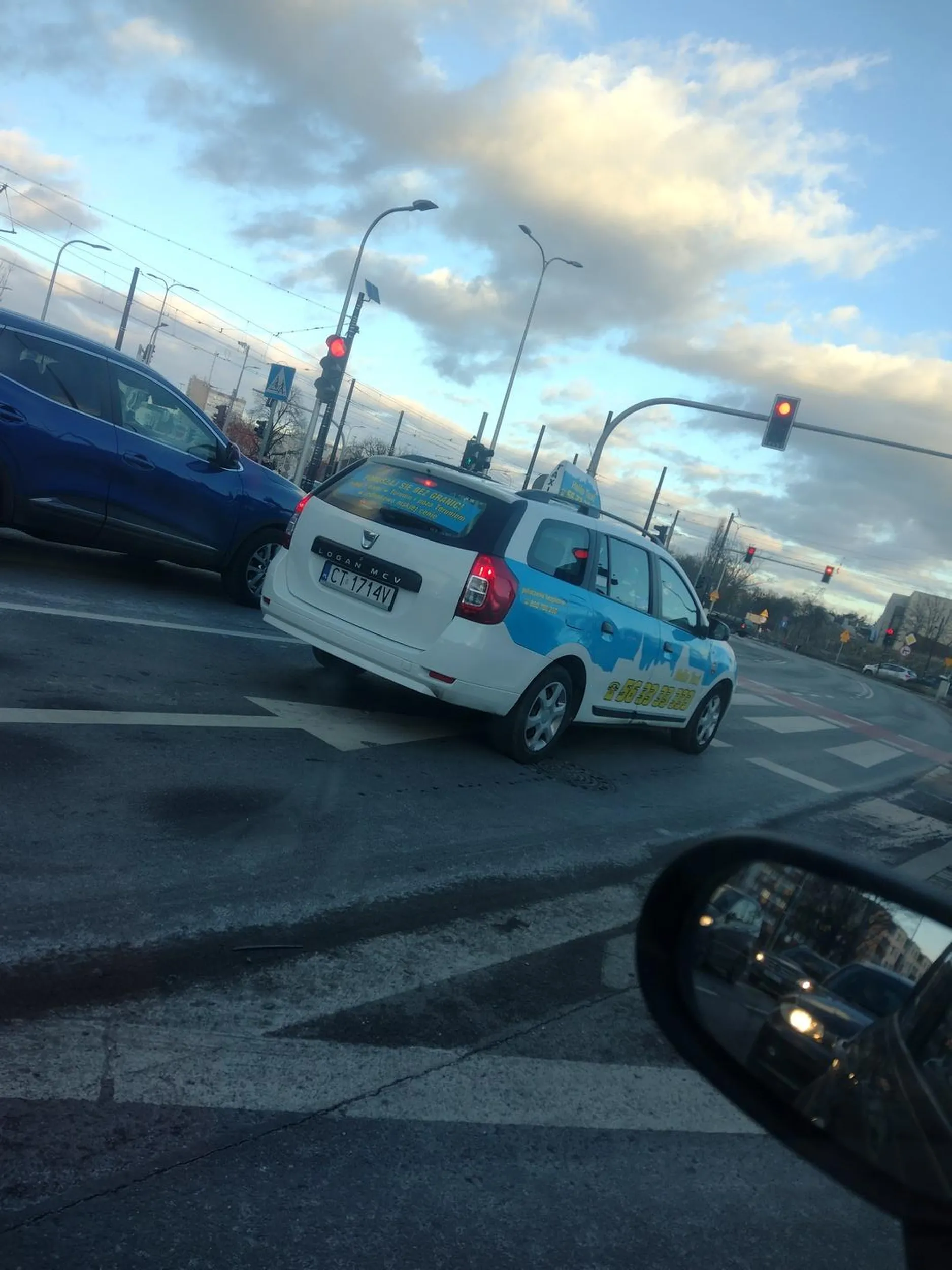 Naucz się używać kierunkowskazów i nie zajeżdżać drogi złotówo