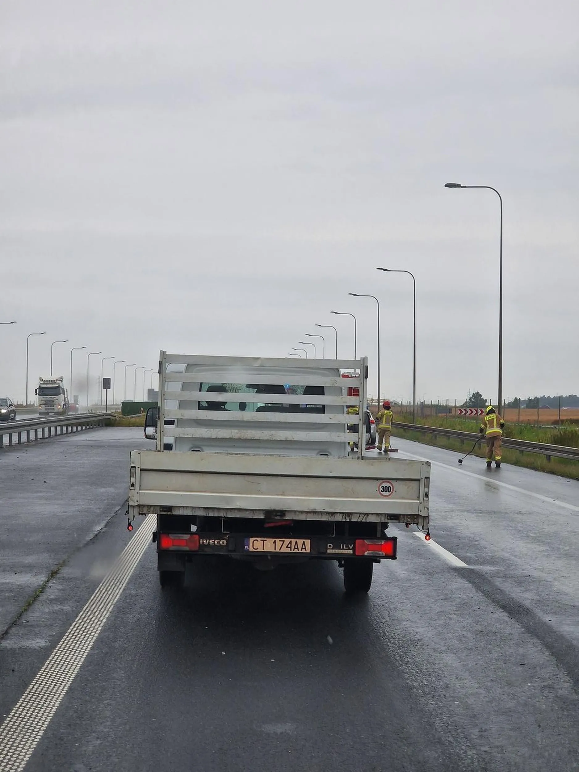 Burak nie zna przepisów i wcina się na wydrę przed samym wypadniem spychając innych na pobocze