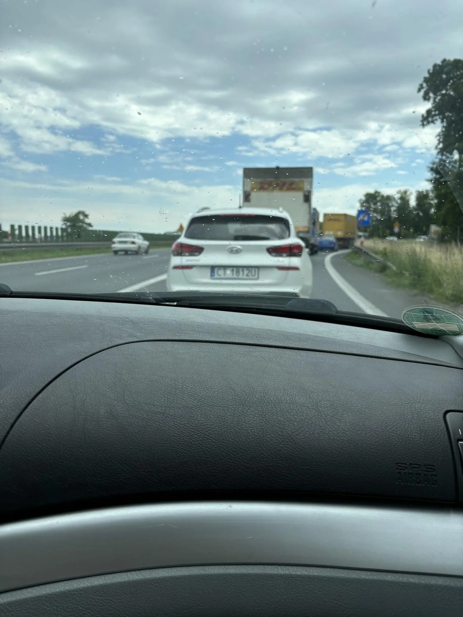 Nie potrafi jeździć, wpierdala się na pasy na chama, uważajcie na idiote