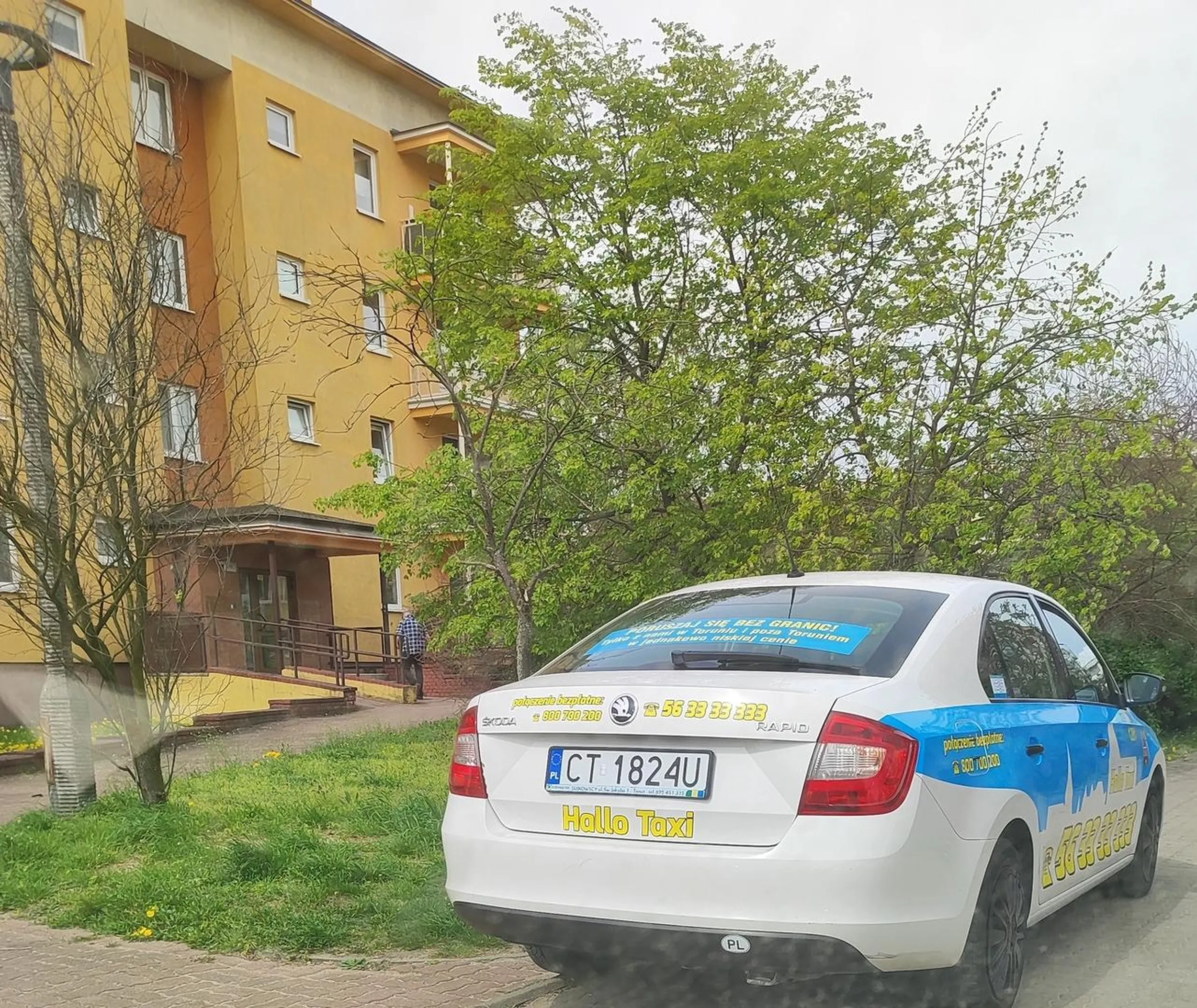 Znalazł sobie prywatne miejsce parkingowe na chodniku i zawsze tam parkuje uniemożliwiając przejście. Tak, to ta uciekająca beta-złotówa w tle po zwróceniu uwagi.