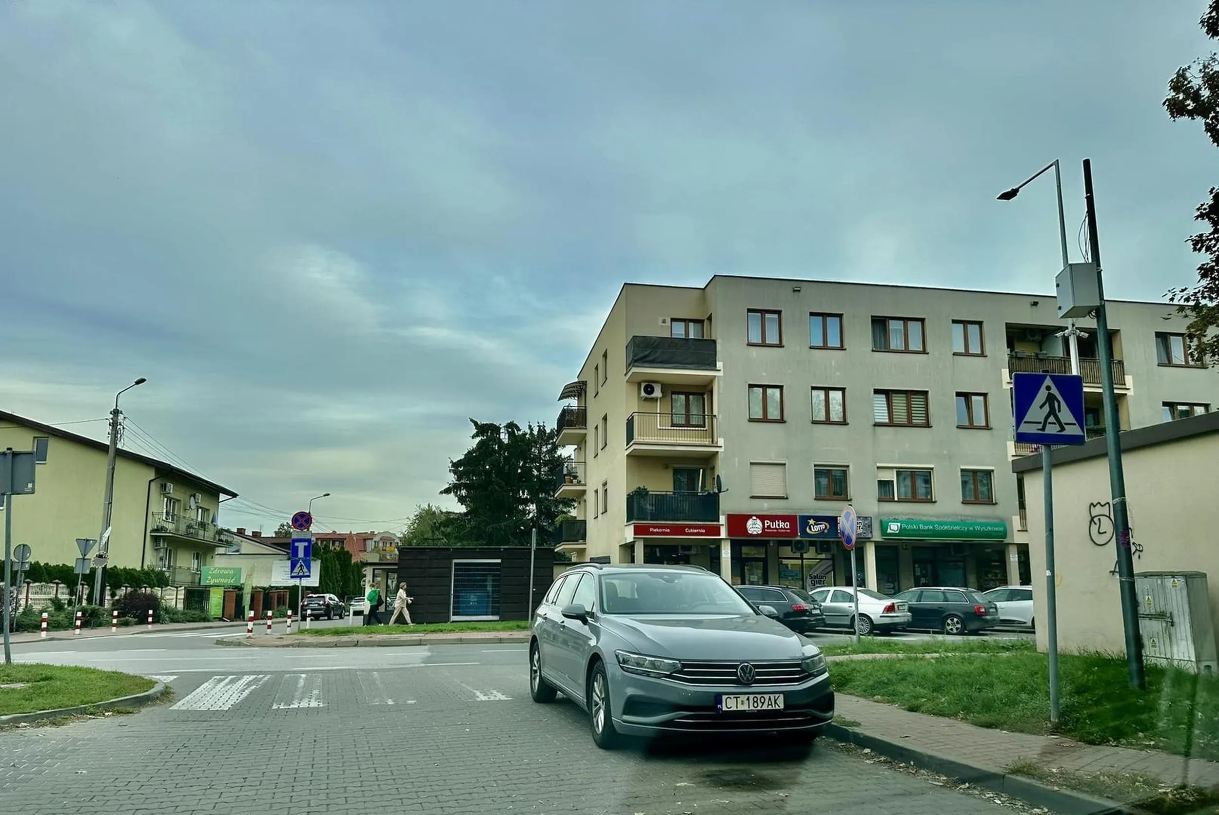 Włącz myślenie człowieku i naucz się parkować. Jak jakieś dziecko kiedyś komuś wybiegnie zza takiego auta i zostanie potrącone to może ktoś kiedyś weźmie się za takich kierowców jak ty. Soczysty karny ku*as za ch*jowe parkowanie gamoniu.