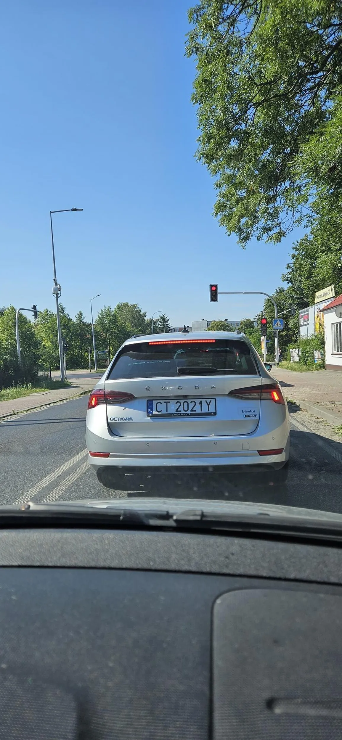 Ciężko i nieprzyjemnie jedzie się za tak nieodpowiedzialnym kierowcą. Gwałtownie przyspieszał, później gwałtownie hamował, jechał non stop na zderzaku poprzedniego samochodu...