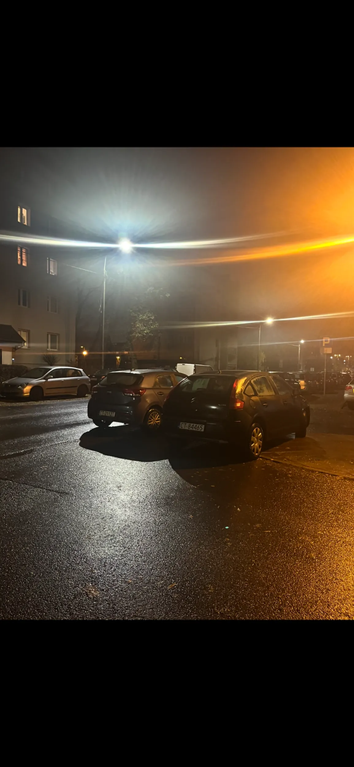 Ja rozumiem żeby nie było miejsca na parkingu osiedlowym, ale żeby parkować na środku ulicy i blokować wyjazd to chyba przesada. Głupi i głupszy się dobrali