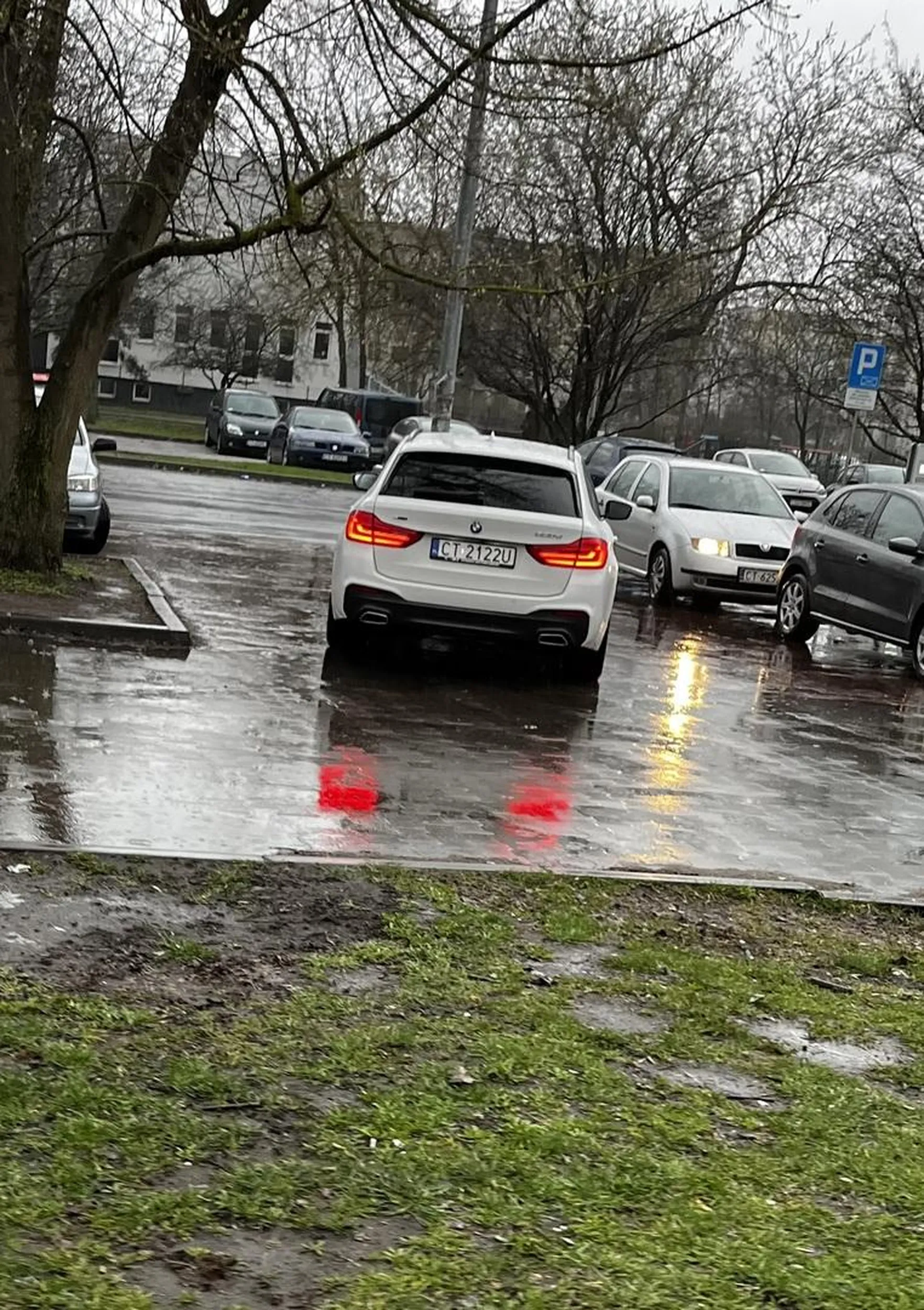 Zimno na dworze, deszcz pada, a królewicz z bmw oczywscie stanie na dwóch miejscach, które są najbliżej sklepu. Stuknij się w łeb ignorancie