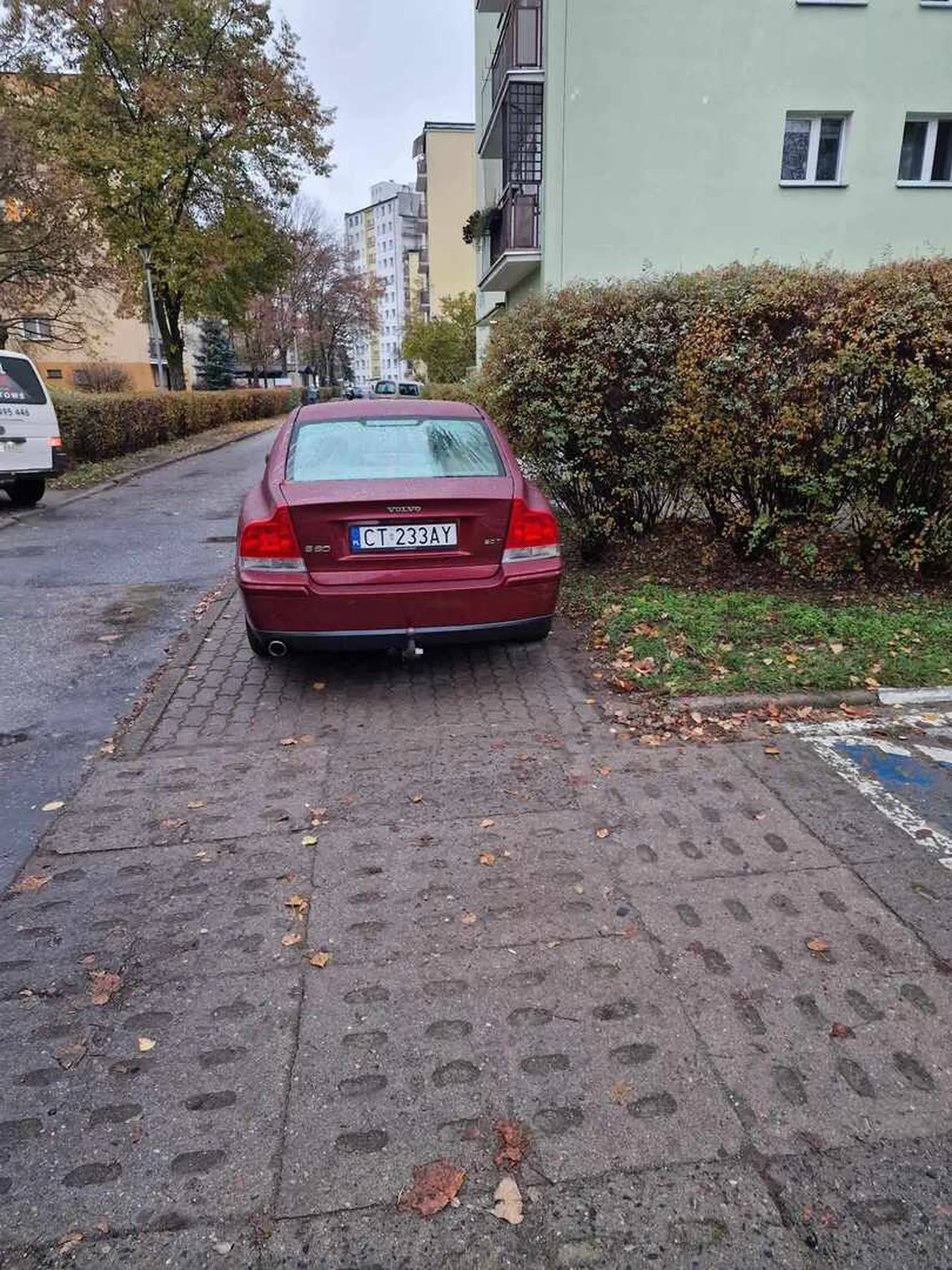 Toruński mistrz parkowania na chodniku.