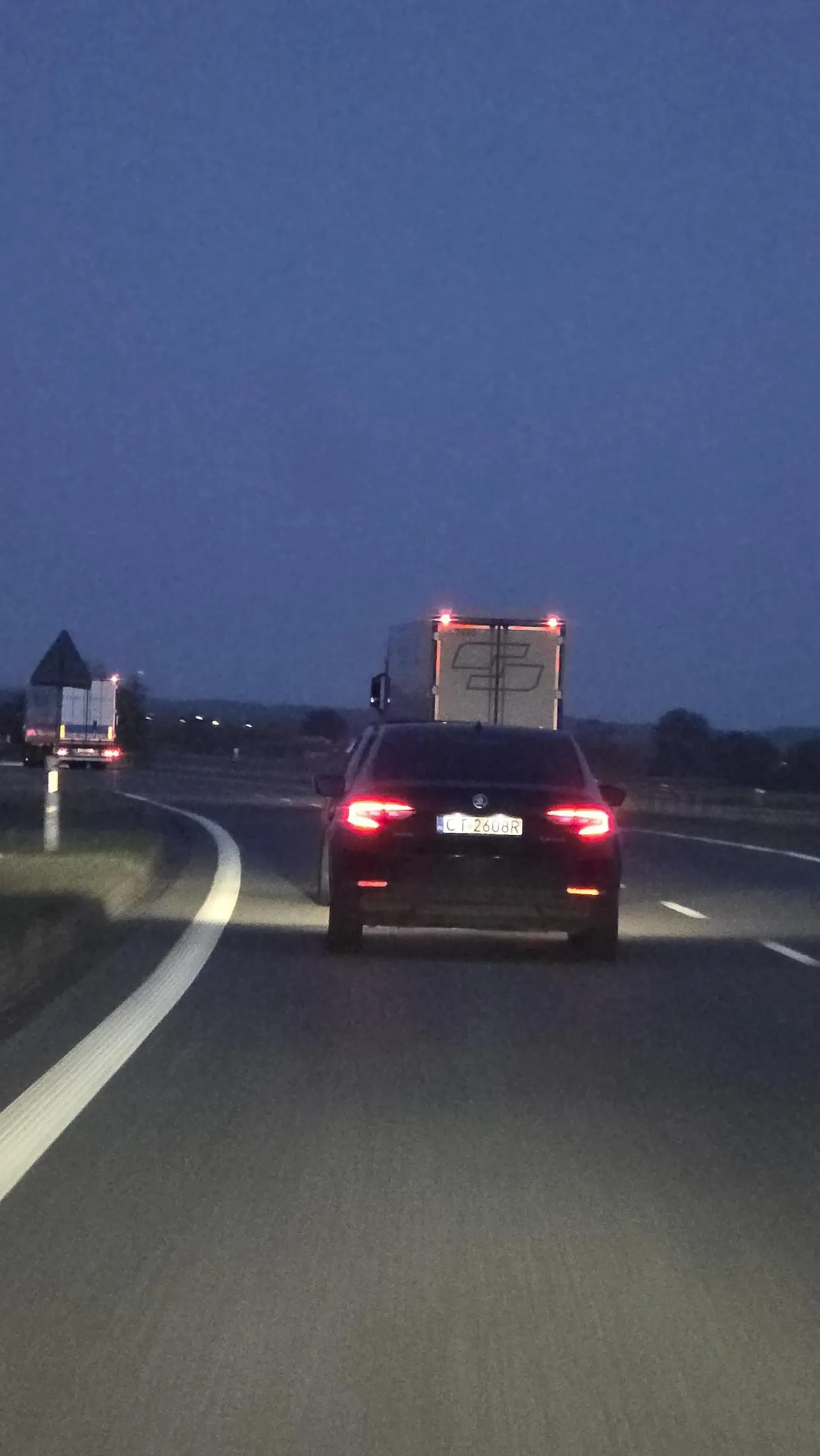 Stary dziad w czarnej Superbie, wyprzedza prawym pasem na A1