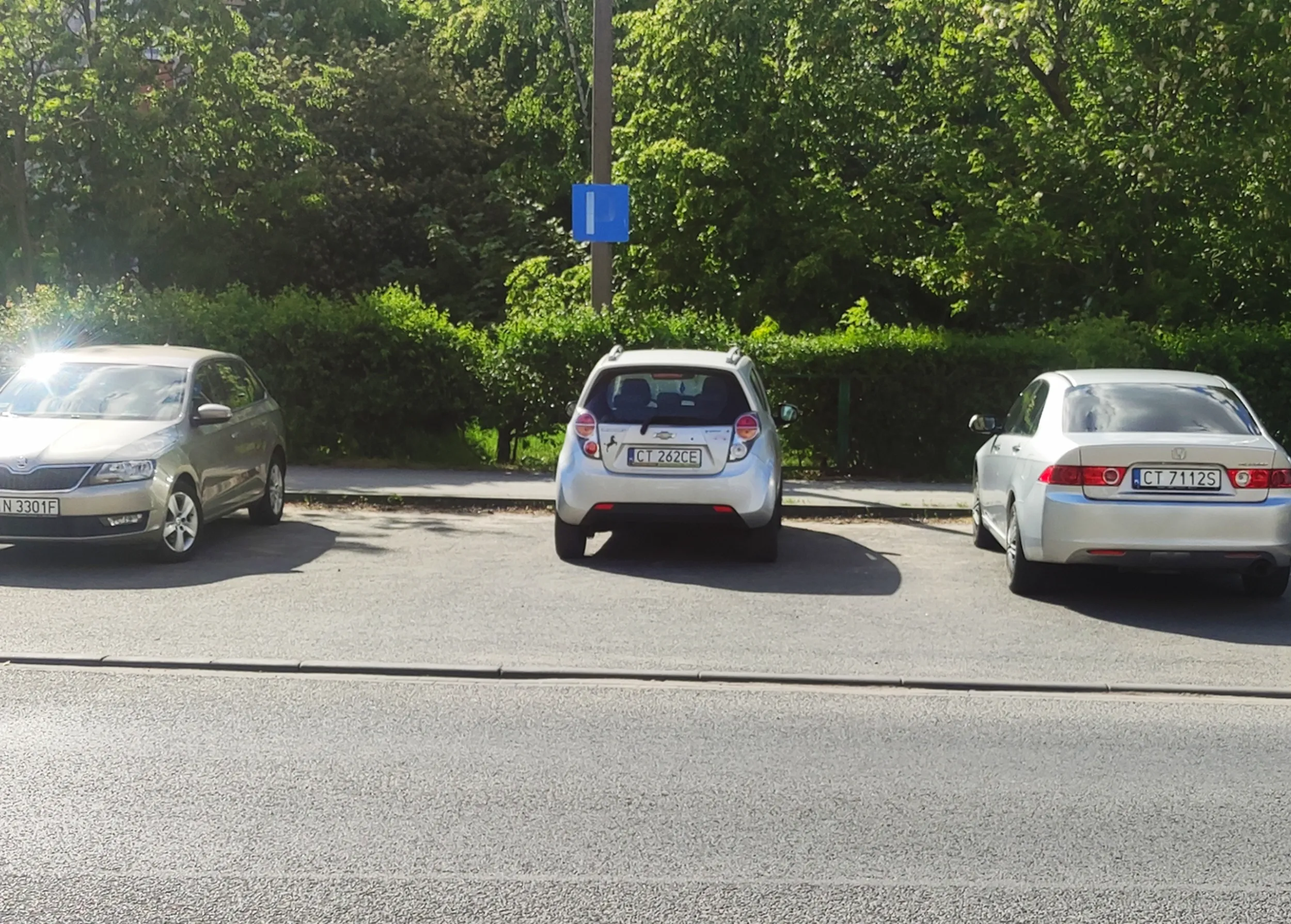 Jadąc za tym autem, zauważyłem, że są dwa miejsca postojowe na parkingu. Jakież było moje zdziwienie, gdy kierowca postanowił stanąć na samym środku. Gdyby to jeszcze było parkowanie tyłem, ale przodem? Ciężko się patrzy na taki poziom umiejętności.