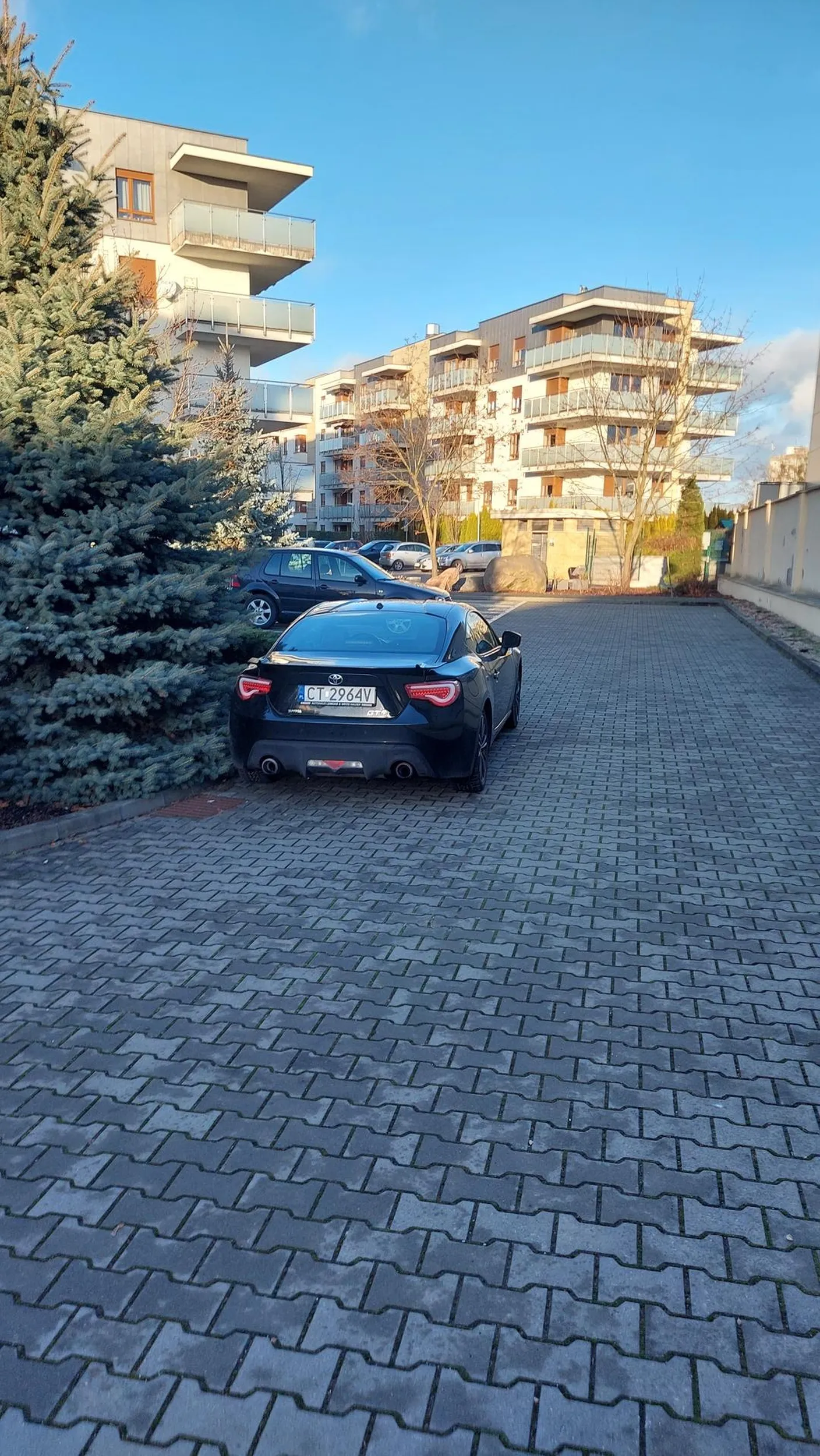 Na samochód pieniądze były ale na prawo jazdy już nie. Stoi w nie wyznaczonym miejscu w strefie zamieszkania na zakręcie.