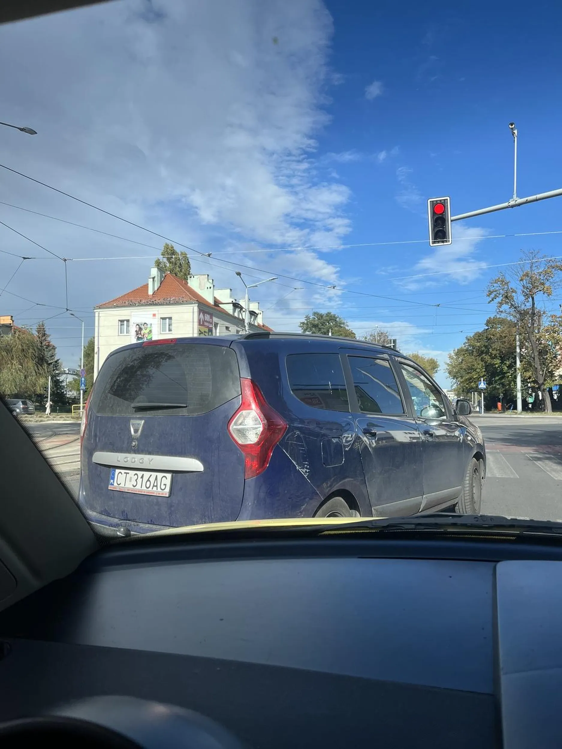 Wyprzedzanie na czerwonym i wyjeżdżanie innym kierowcą na czołówkę wyjaśnia stan boku auta