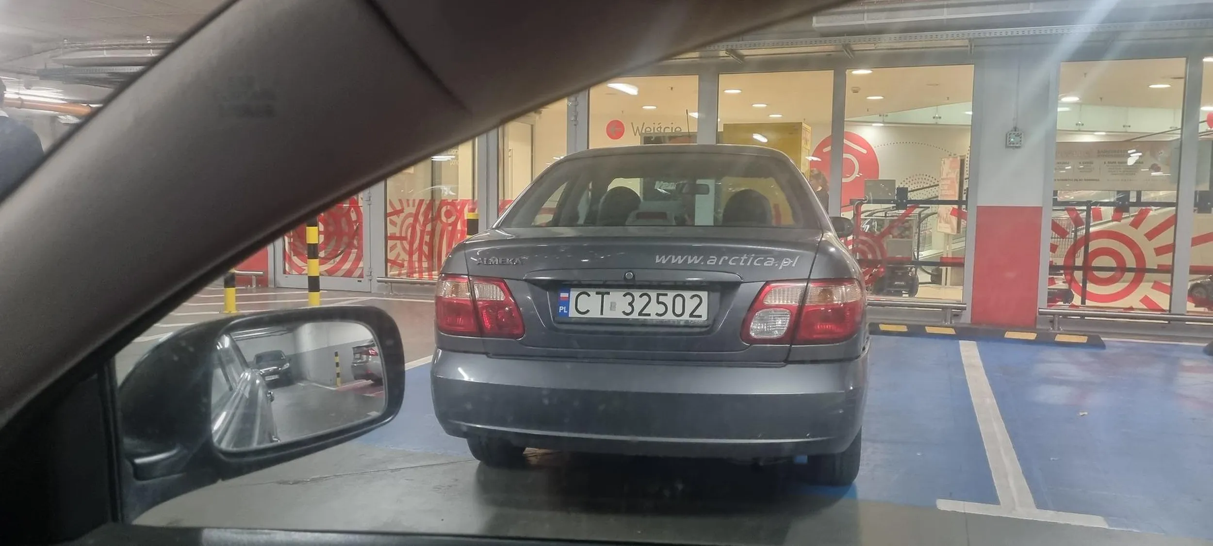 Gość zaparkował mimo nie posiadania uprawnień do zajmowania tego miejsca :)